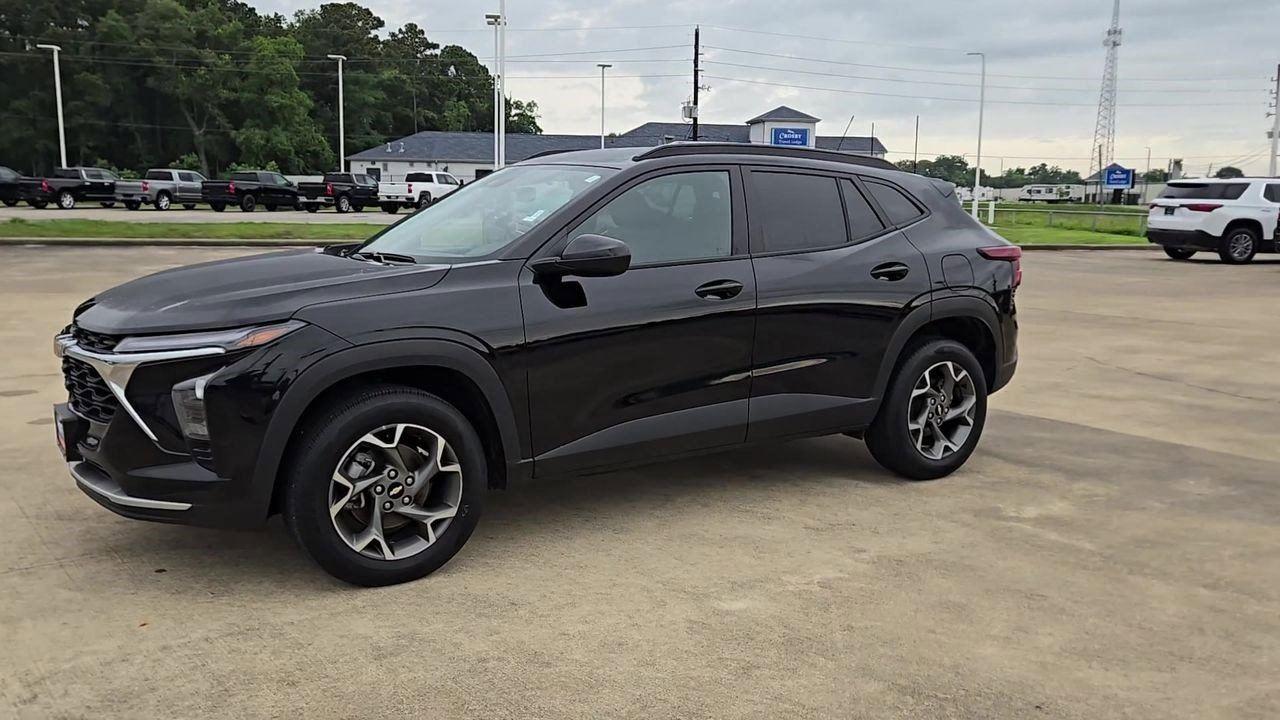 2025 Chevrolet Trax LT - 3