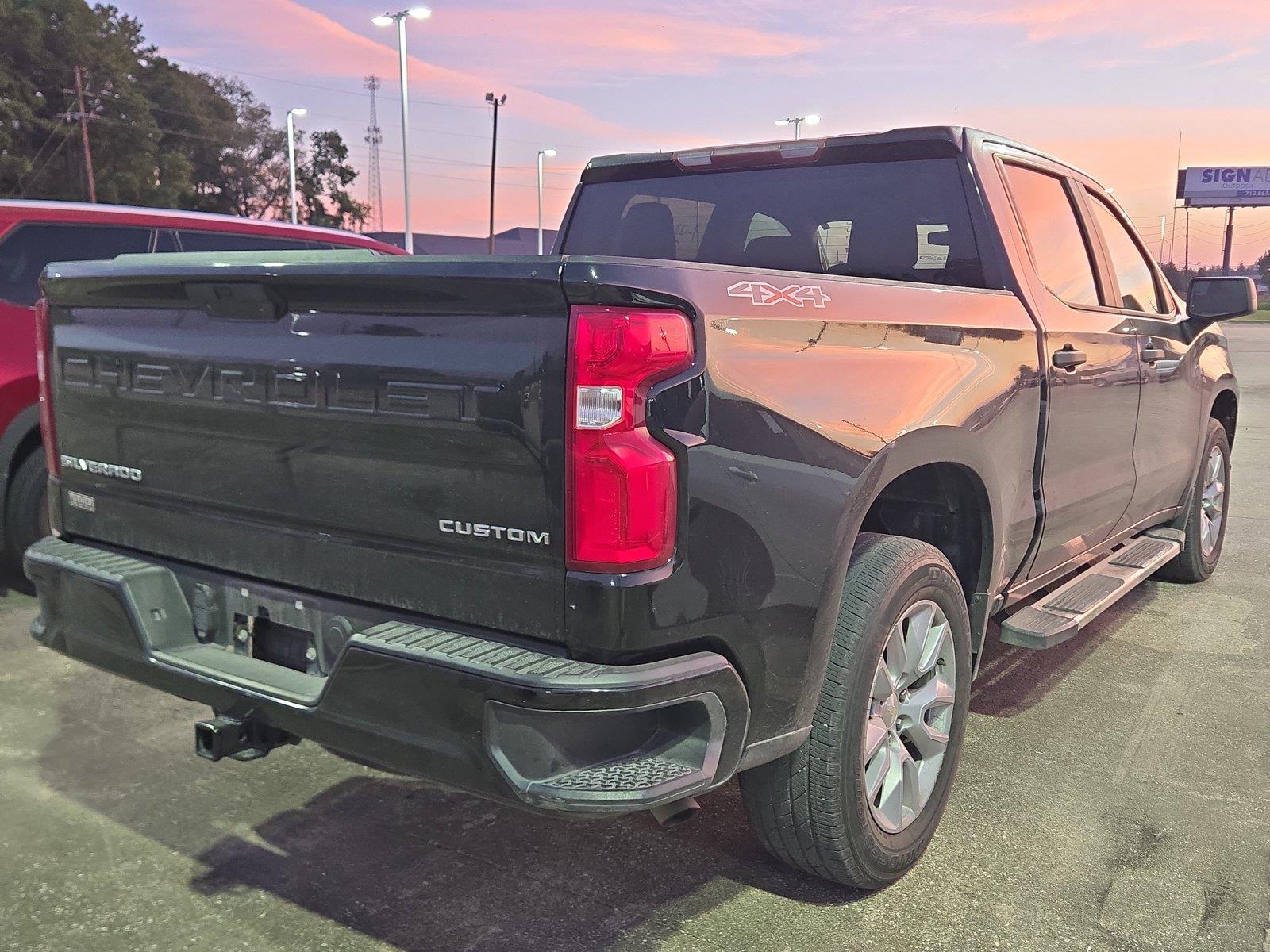2021 Chevrolet Silverado 1500 photo 2 of 3