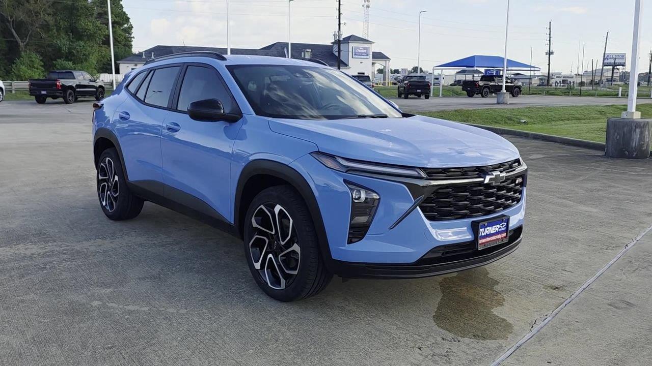 2024 Chevrolet Trax photo 2 of 24