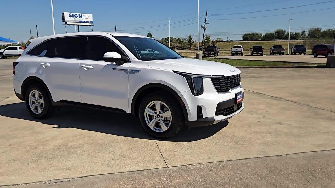 2024 Kia Sorento photo 2 of 24