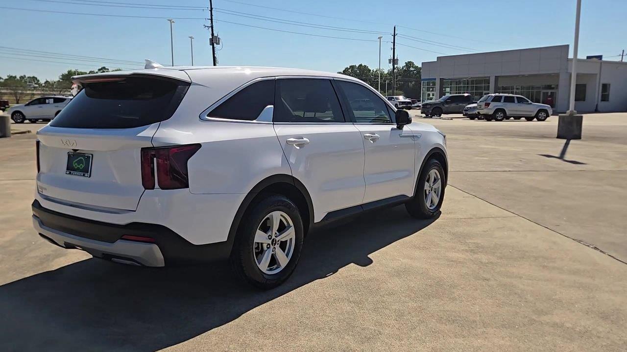 2024 Kia Sorento photo 8 of 24