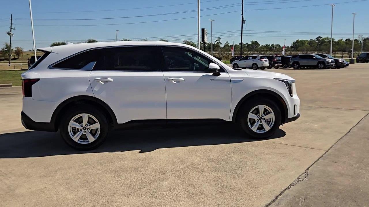 2024 Kia Sorento photo 9 of 24
