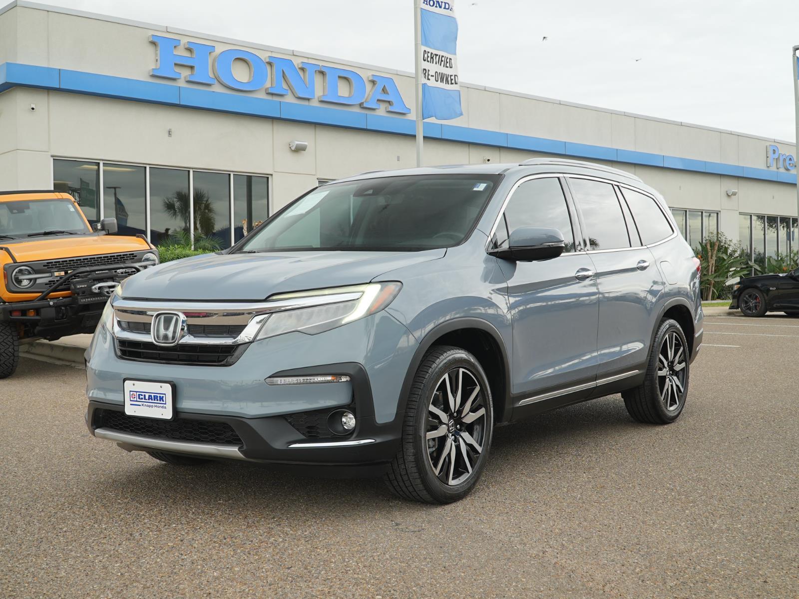 2022 Honda Pilot Touring FWD with Rear Captain's Chairs