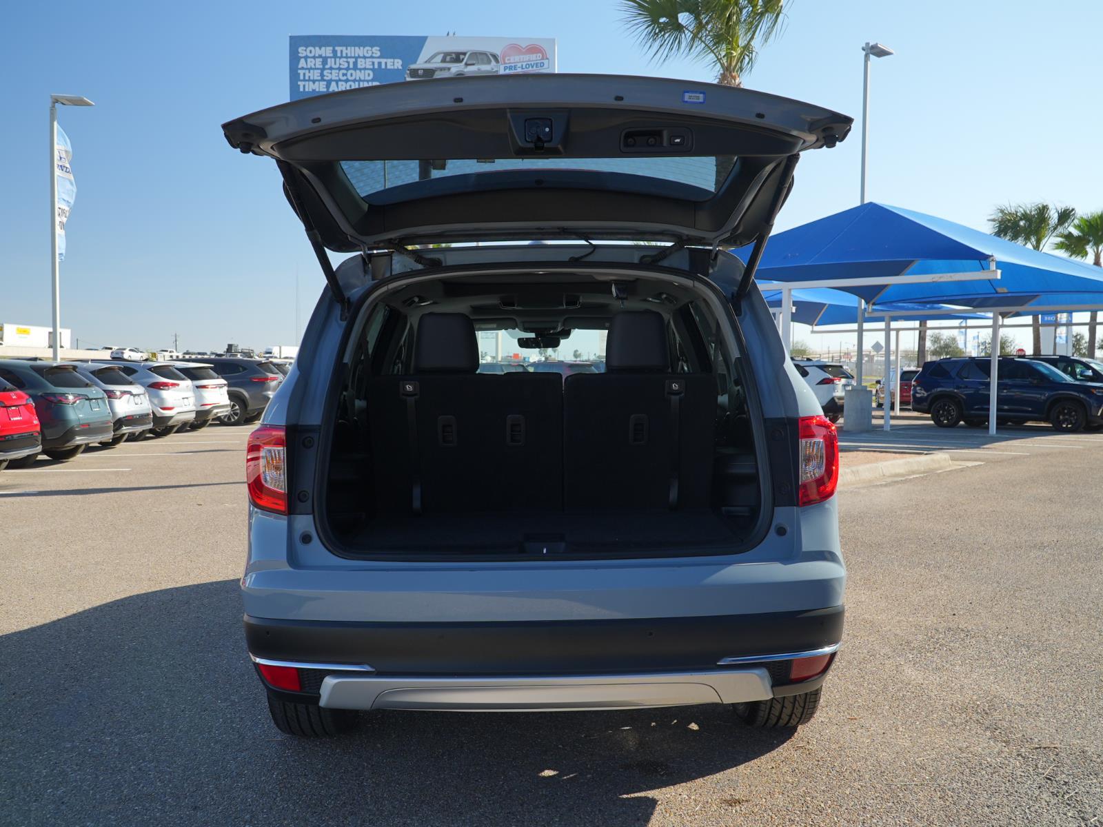 View vehicle photo 7