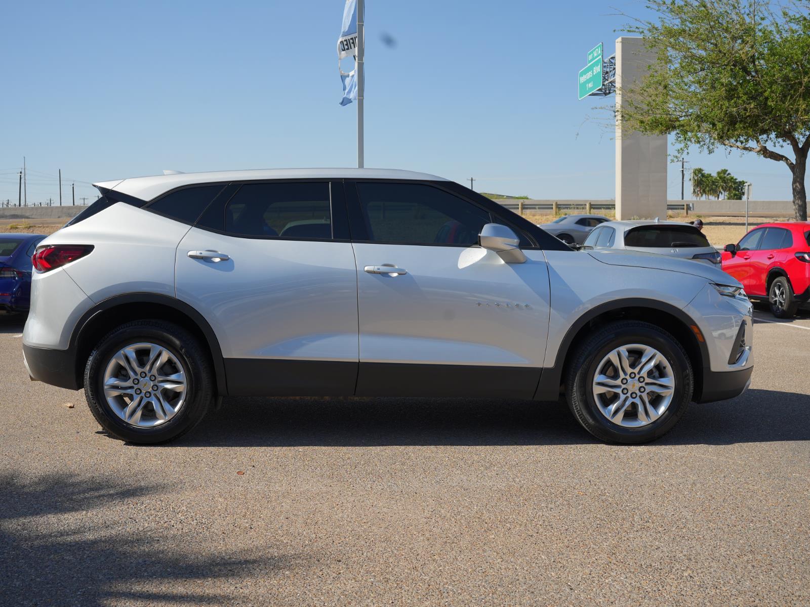 View vehicle photo 4