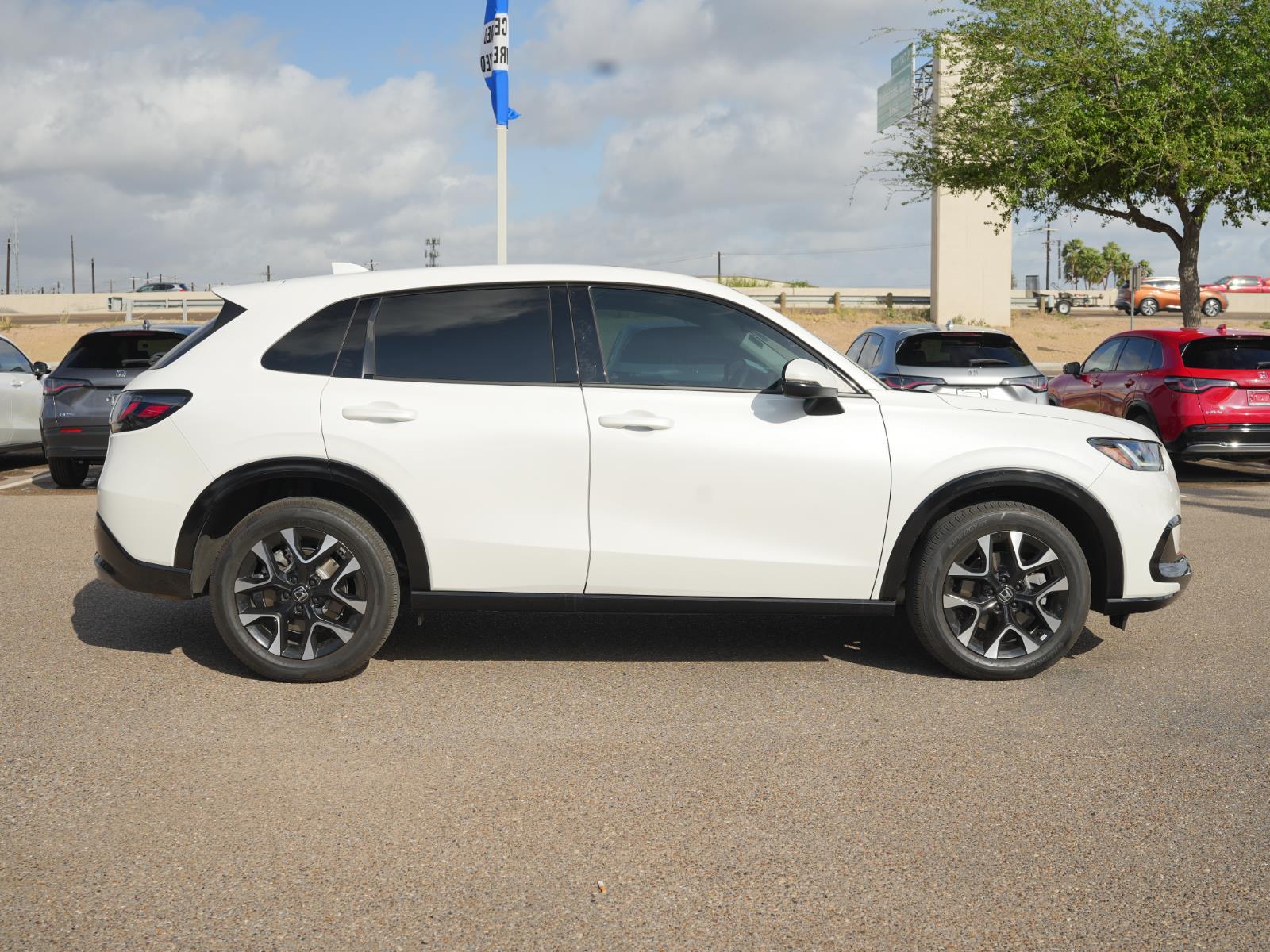 View vehicle photo 4