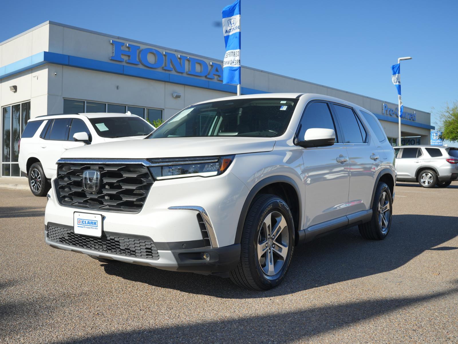 2023 Honda Pilot EX-L FWD with Captains Chairs