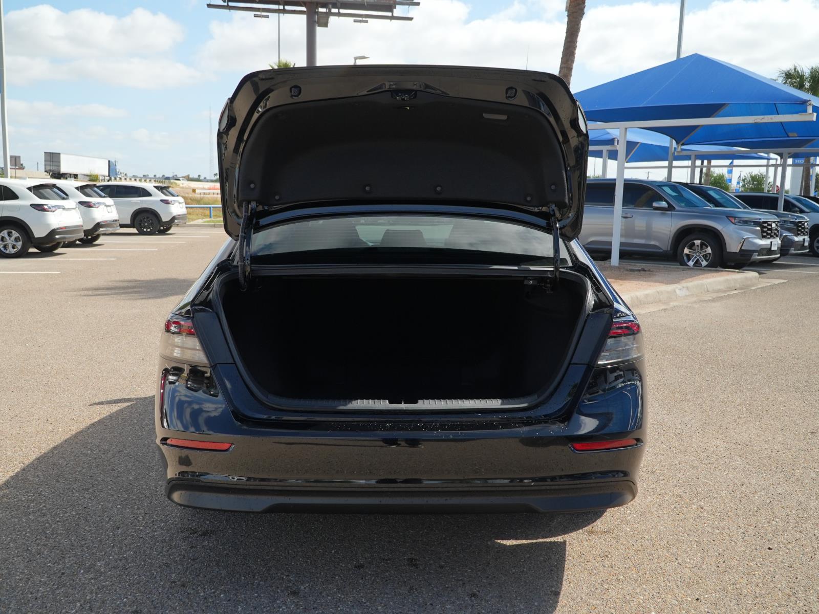 View vehicle photo 7