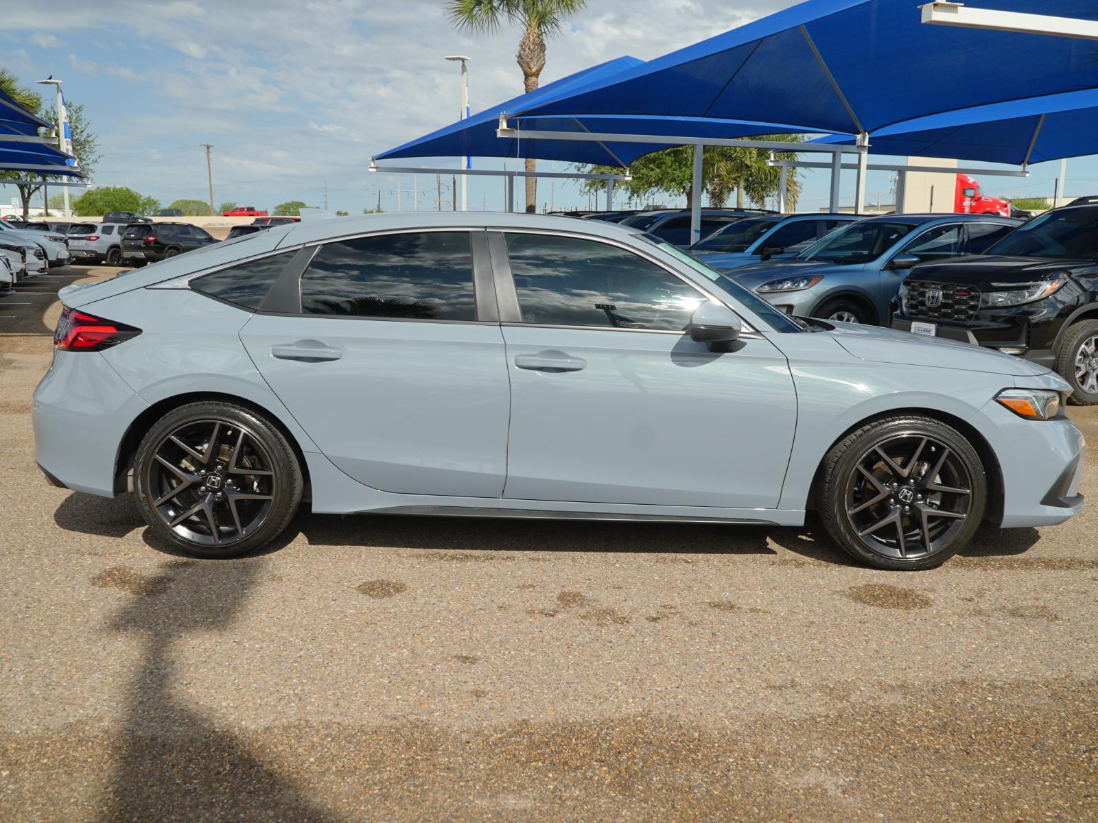 View vehicle photo 4