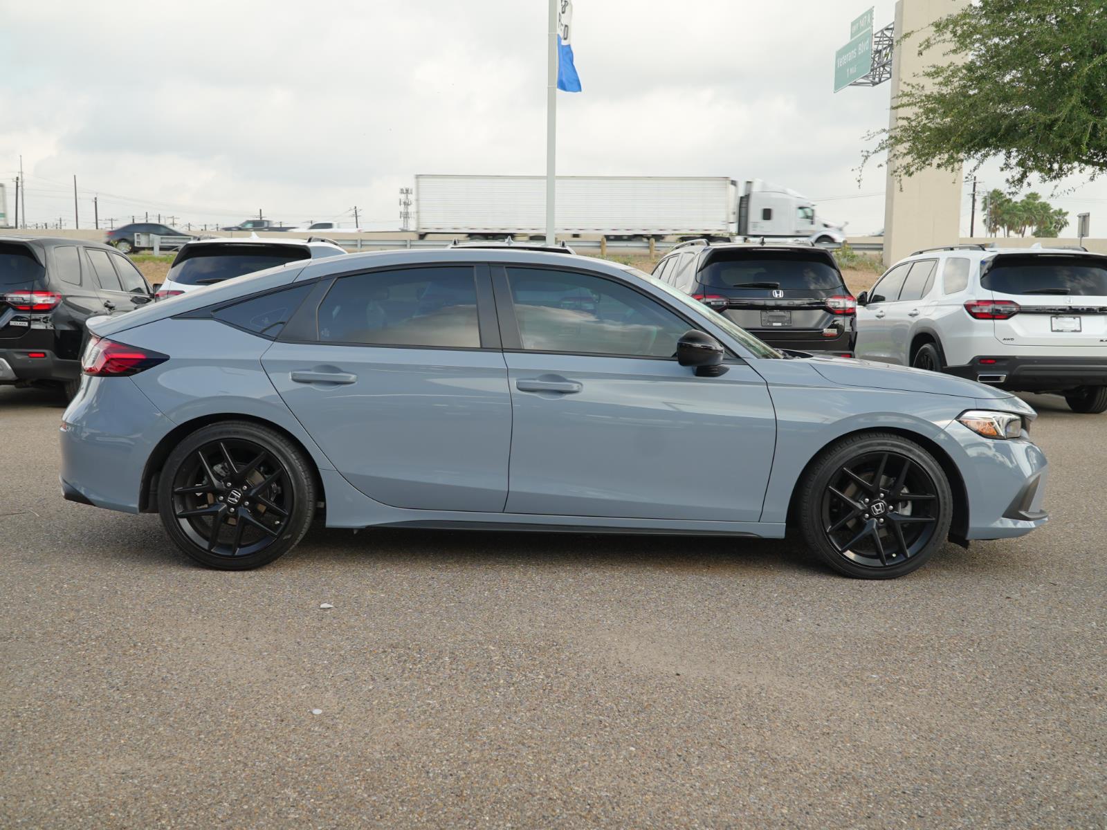 View vehicle photo 4