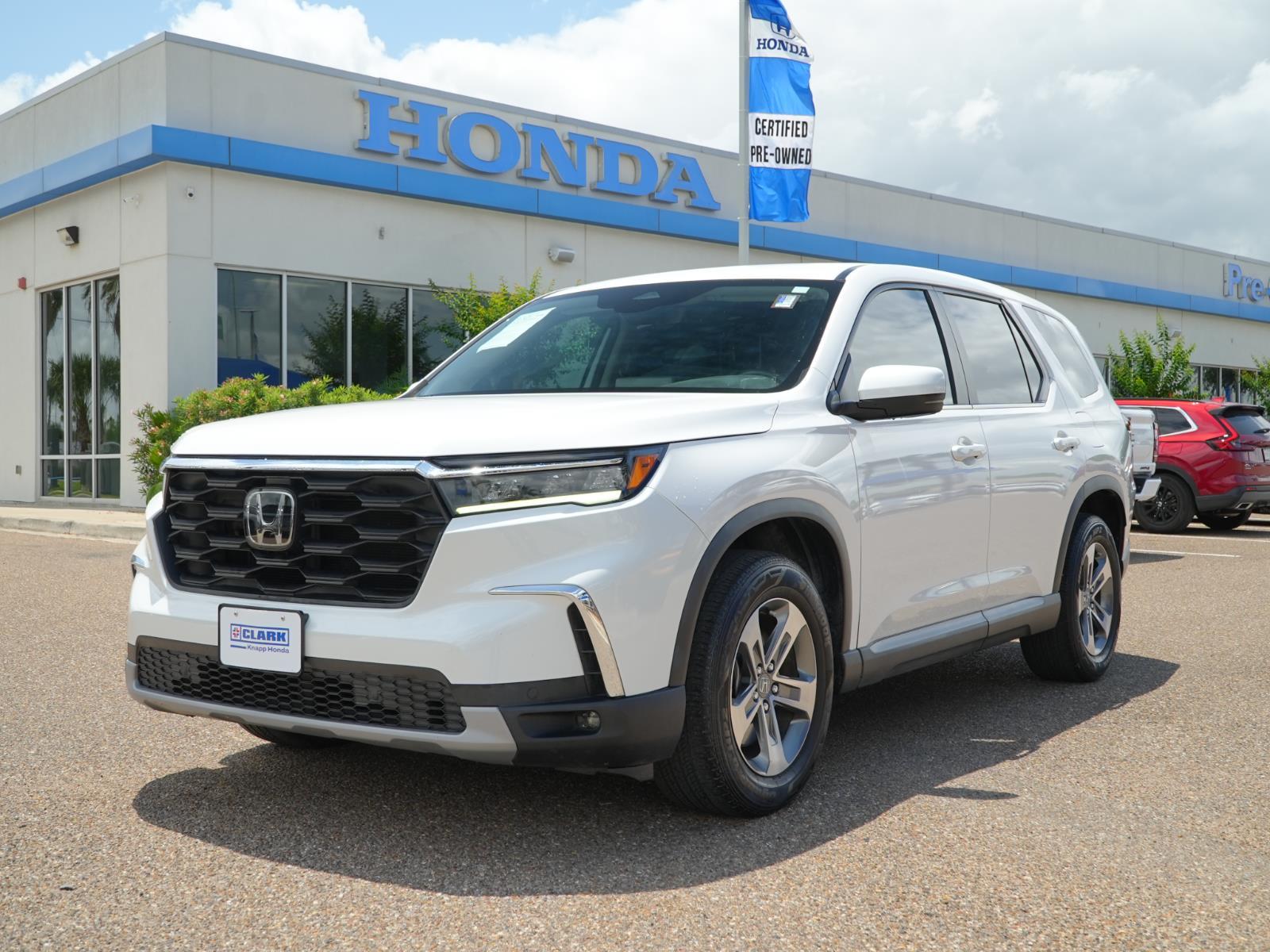 2023 Honda Pilot EX-L FWD with Captains Chairs