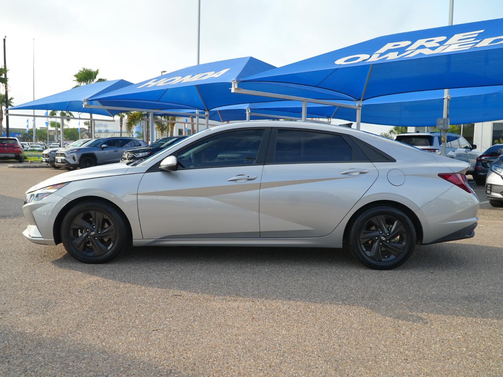 Shimmering Silver Pearl 2021 Hyundai Elantra SEL FWD Sedan Front-Wheel Drive Continuously Variable Transmission