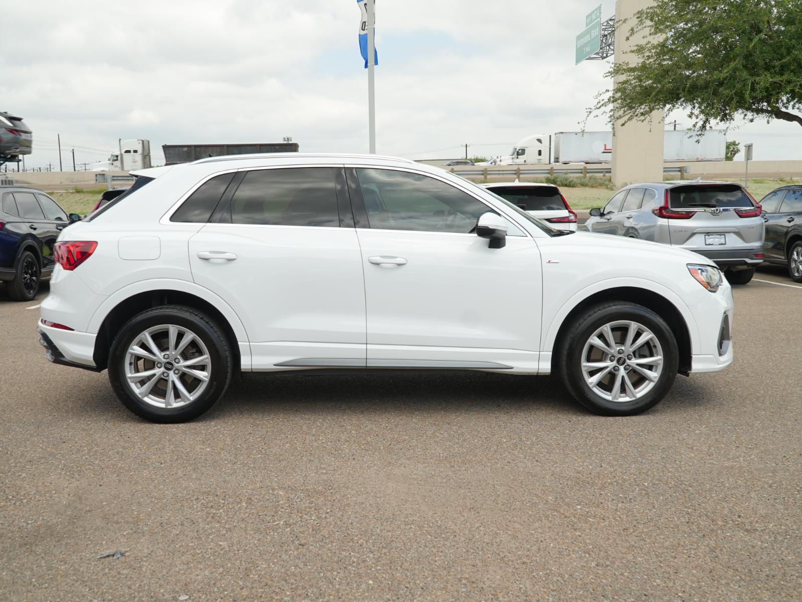 View vehicle photo 4