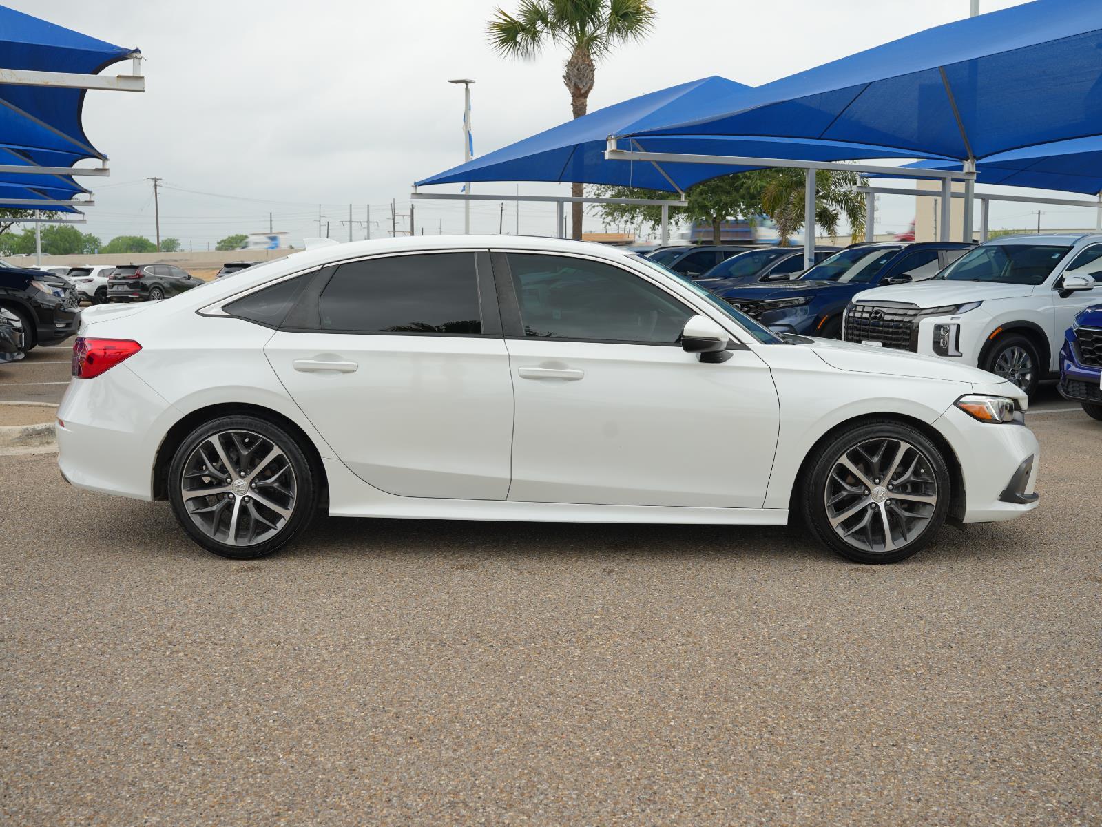View vehicle photo 4