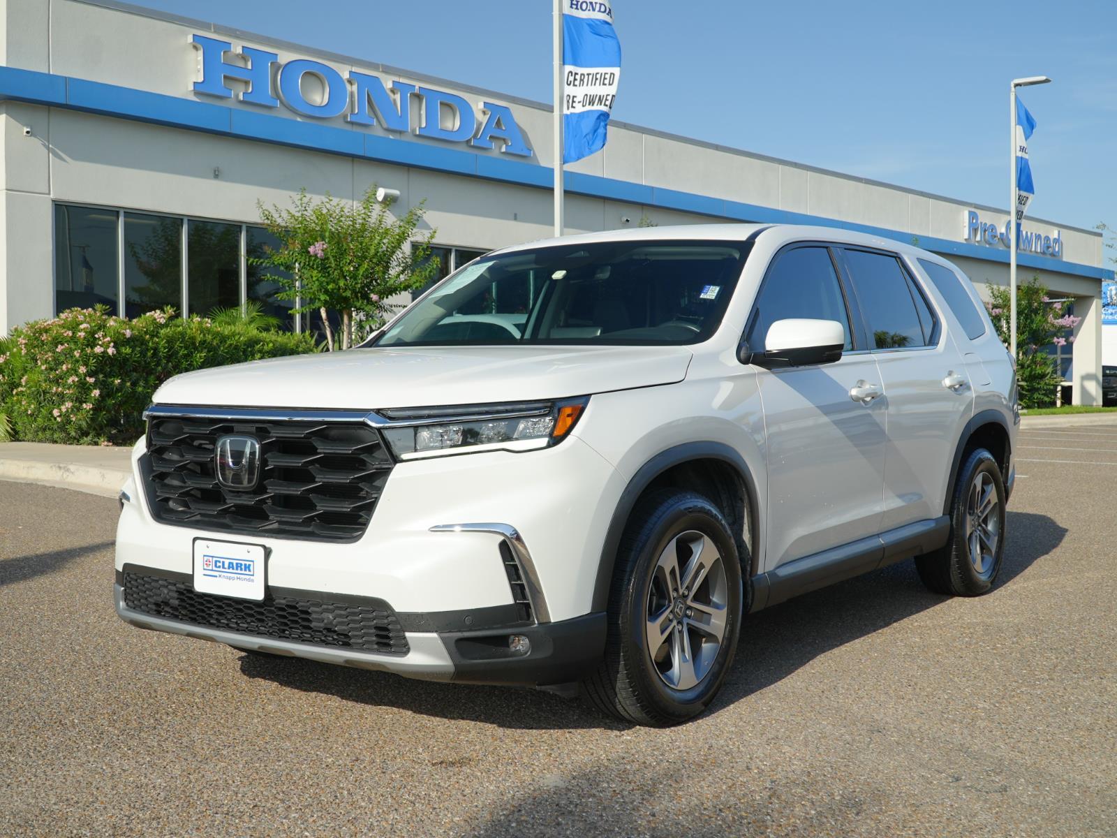 2023 Honda Pilot EX-L AWD with Captains Chairs