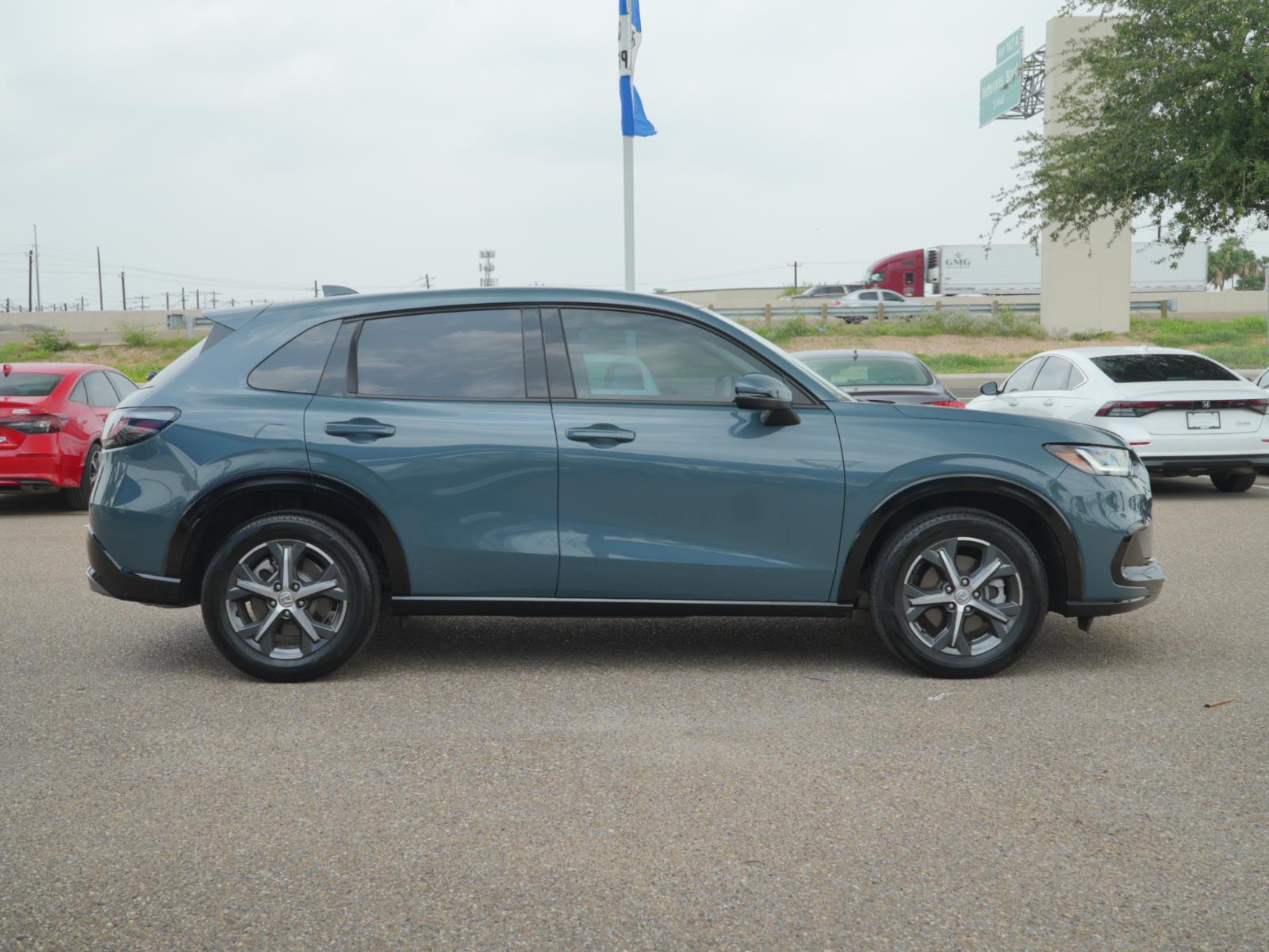 View vehicle photo 4