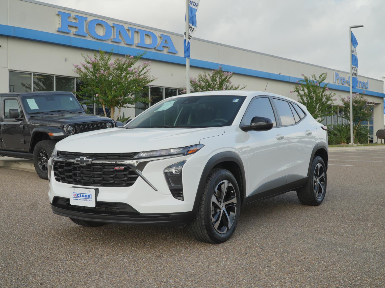 Summit White 2025 Chevrolet Trax SUV / Crossover Front-Wheel Drive 6-Speed Automatic