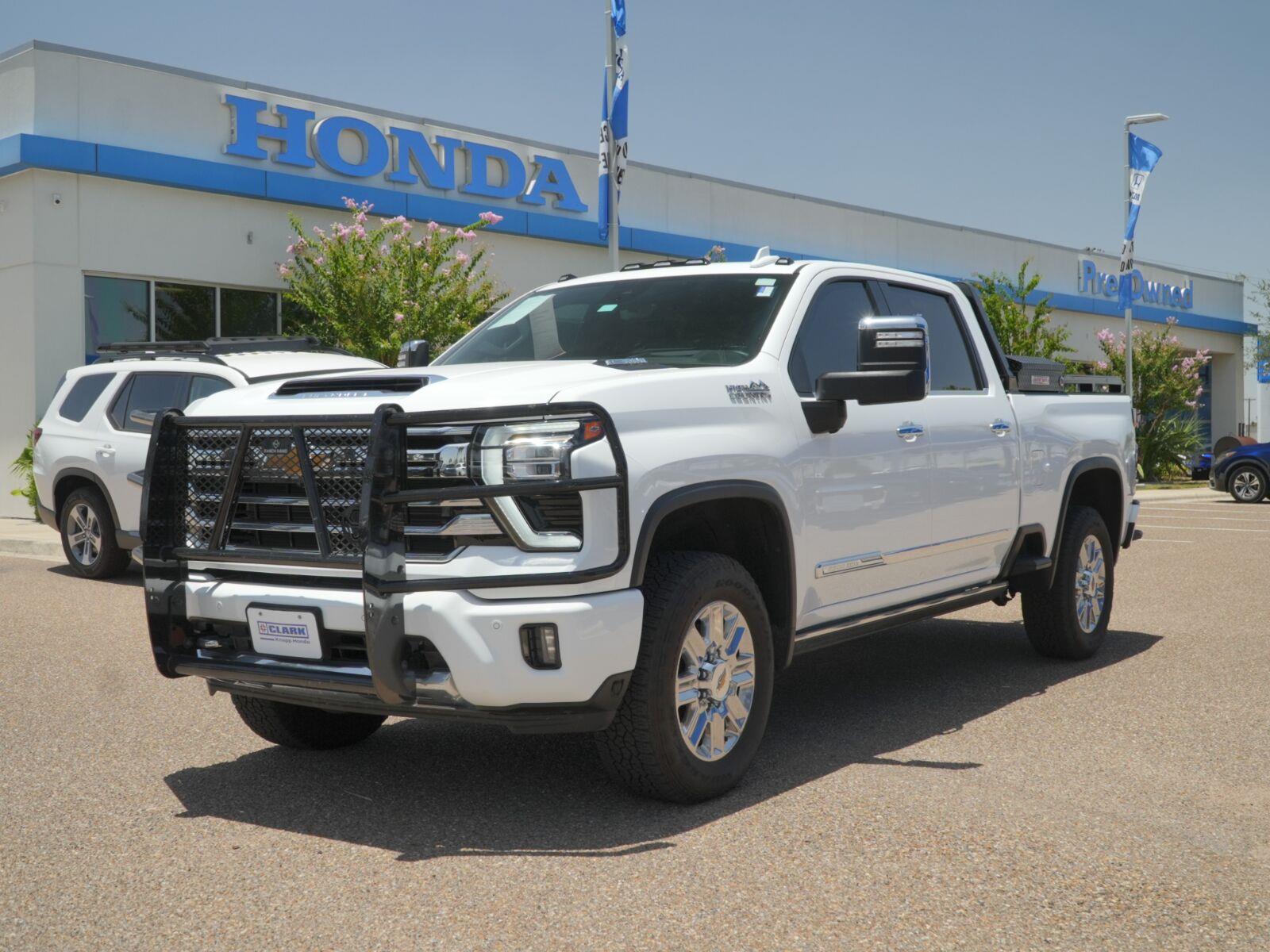 Summit White 2025 Chevrolet Silverado 2500HD Pickup Truck Four-Wheel Drive Automatic