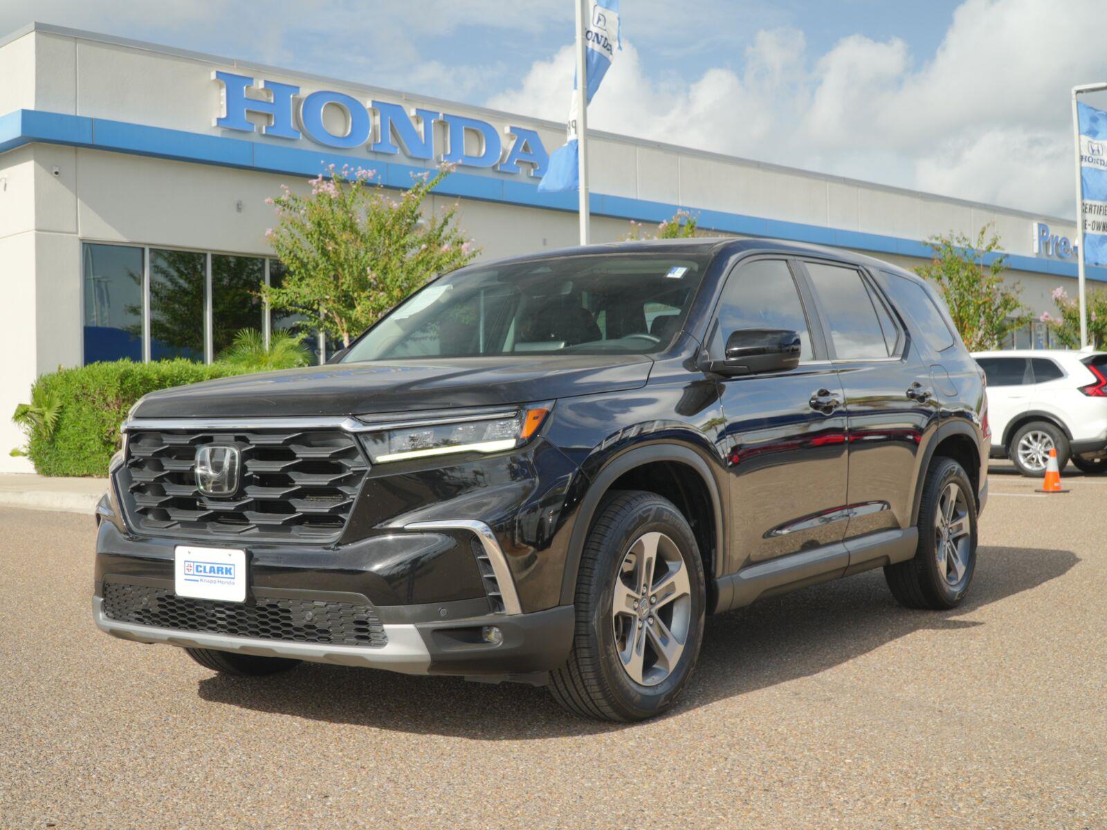 2023 Honda Pilot EX-L FWD with Captains Chairs