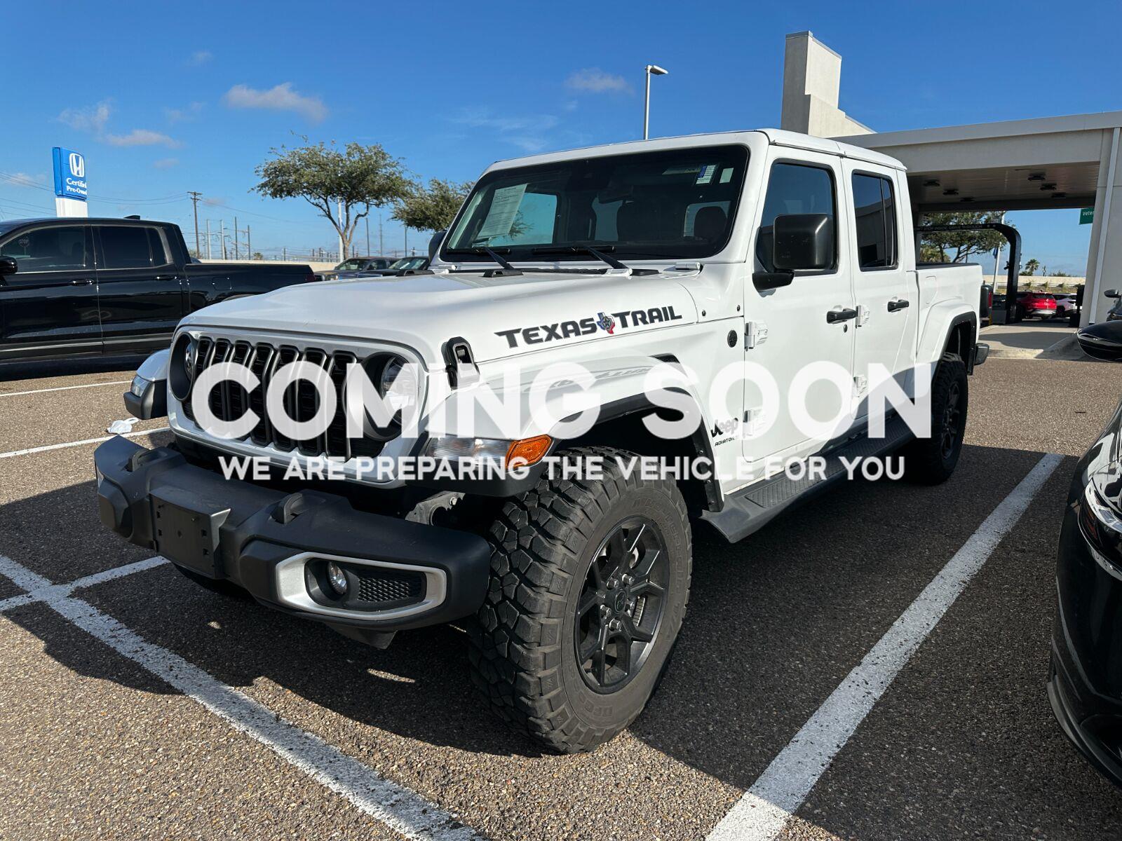 Bright White Clearcoat 2025 Jeep Gladiator Pickup Truck Four-Wheel Drive 8-Speed Automatic