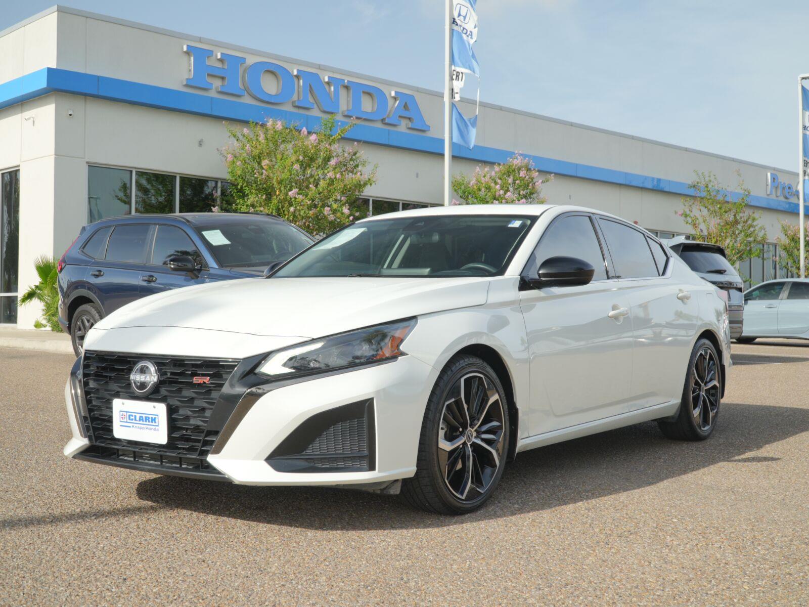 Pearl White Tricoat 2023 Nissan Altima Sedan Front-Wheel Drive Continuously Variable Transmission