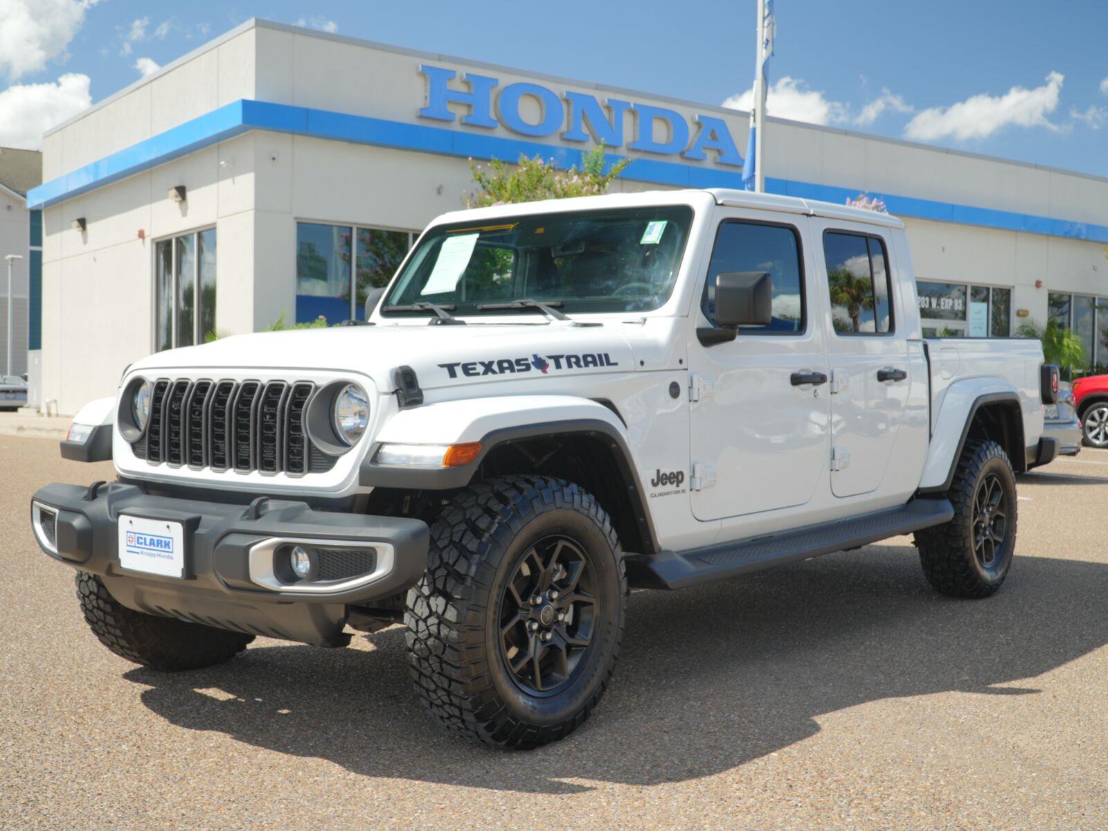 Bright White Clearcoat 2025 Jeep Gladiator Pickup Truck Four-Wheel Drive 8-Speed Automatic