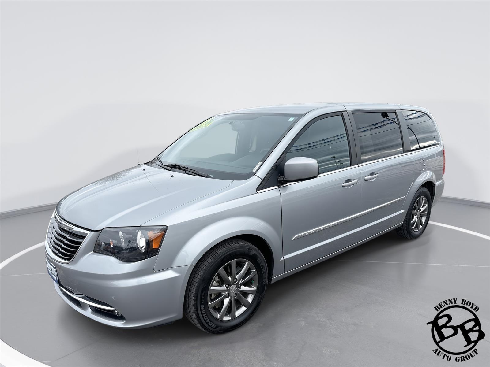 2015 Chrysler Town & Country Base's photo