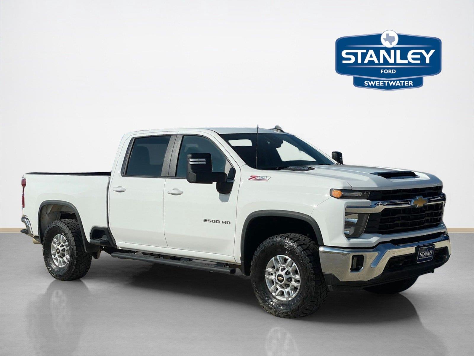 Summit White 2025 Chevrolet Silverado 2500HD Pickup Truck Four-Wheel Drive Automatic