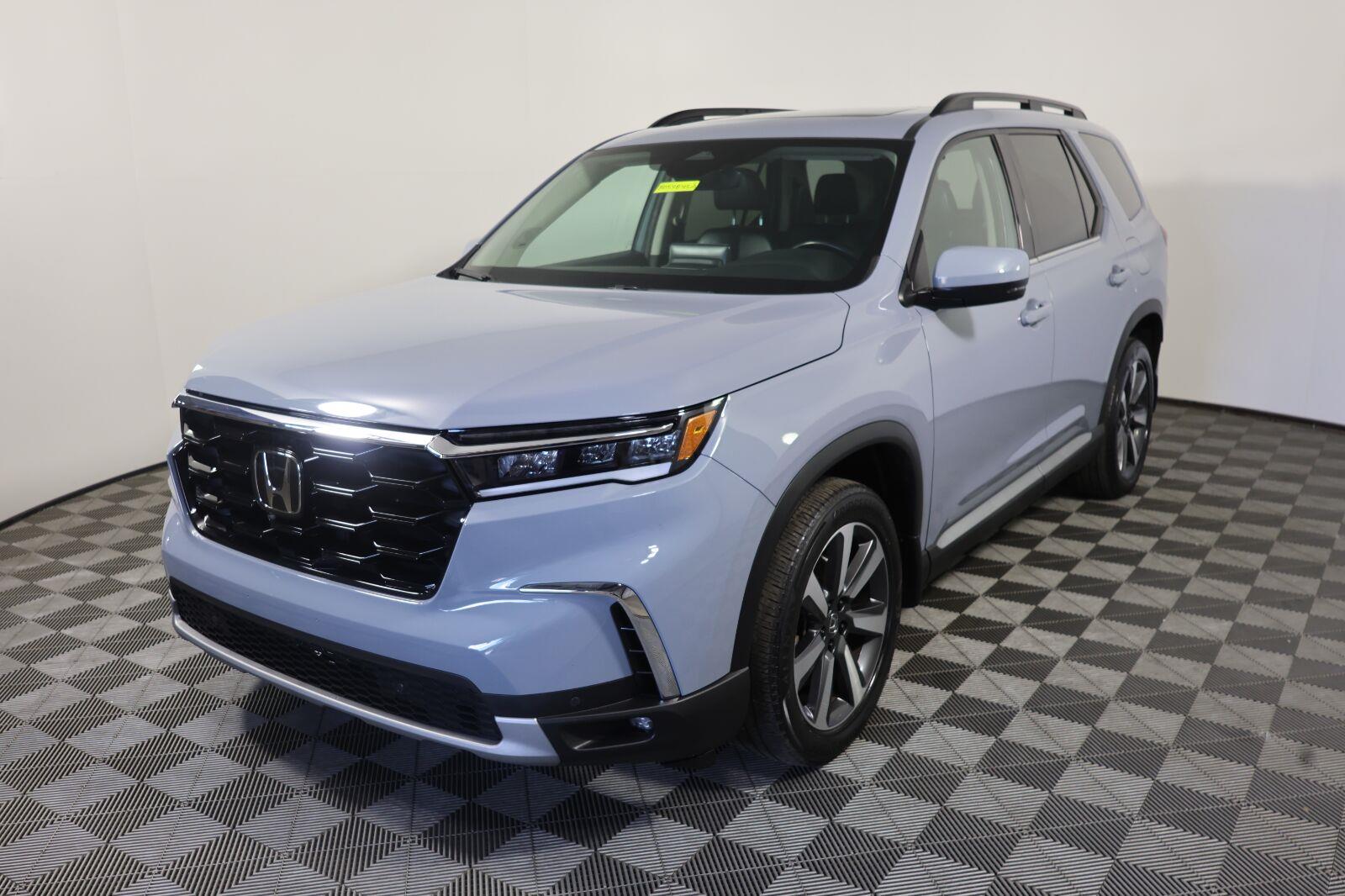 Sonic Gray Pearl 2024 Honda Pilot SUV / Crossover All-Wheel Drive Automatic