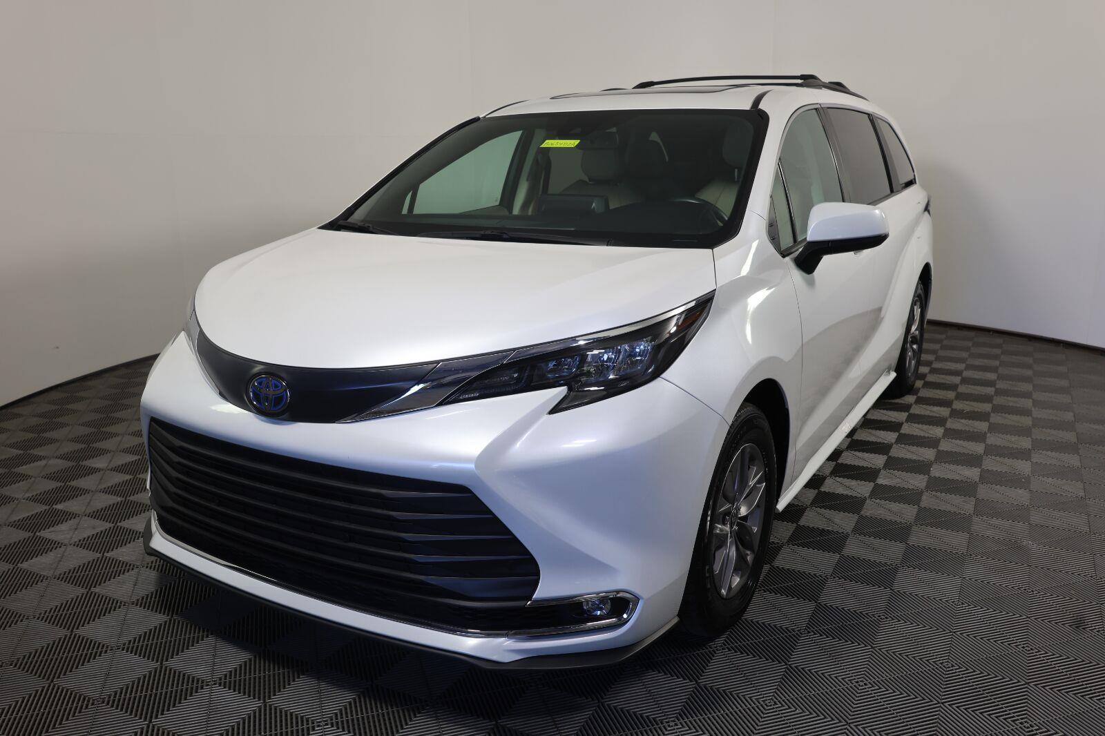 White (Wind Chill Pearl) 2024 Toyota Sienna Minivan All-Wheel Drive Continuously Variable Transmission