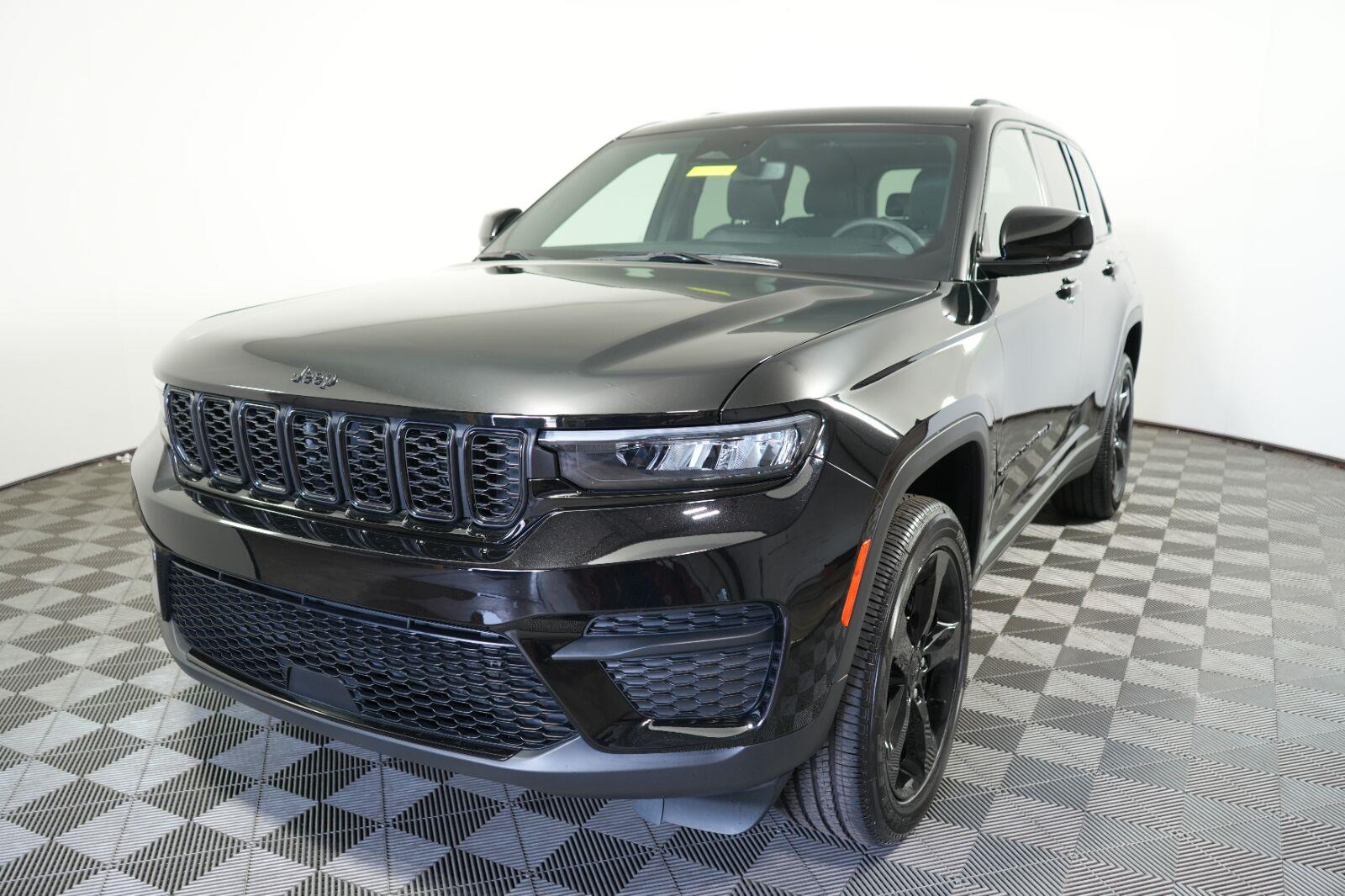 Diamond Black Crystal Pearlcoat 2024 Jeep Grand Cherokee SUV / Crossover Four-Wheel Drive 8-Speed Automatic