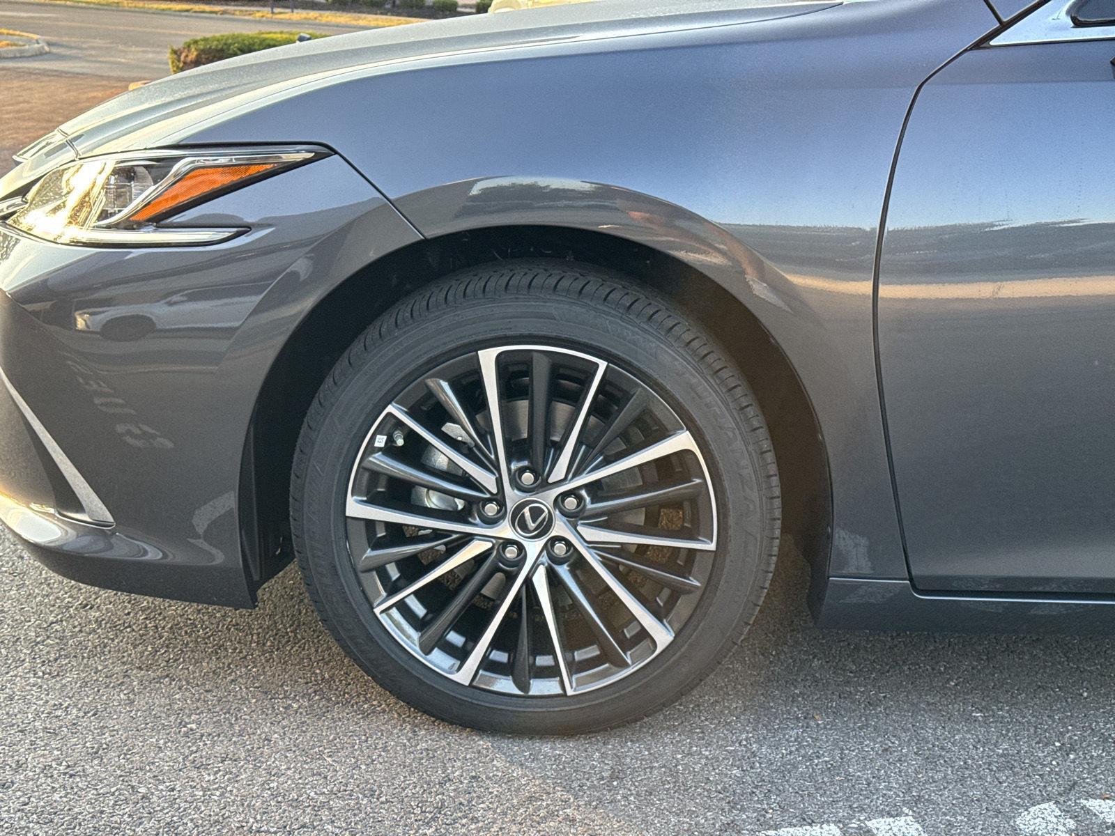 2025 Lexus ES 350 photo 9