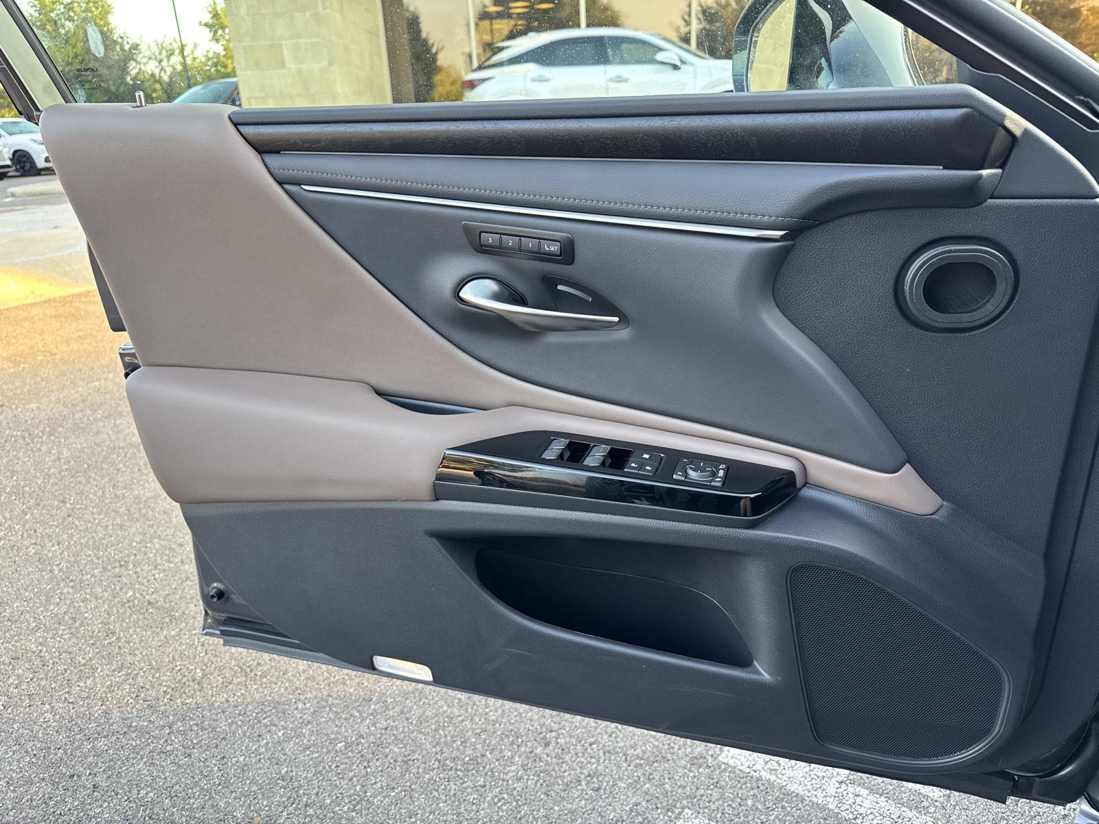 2025 Lexus ES 350 photo 18