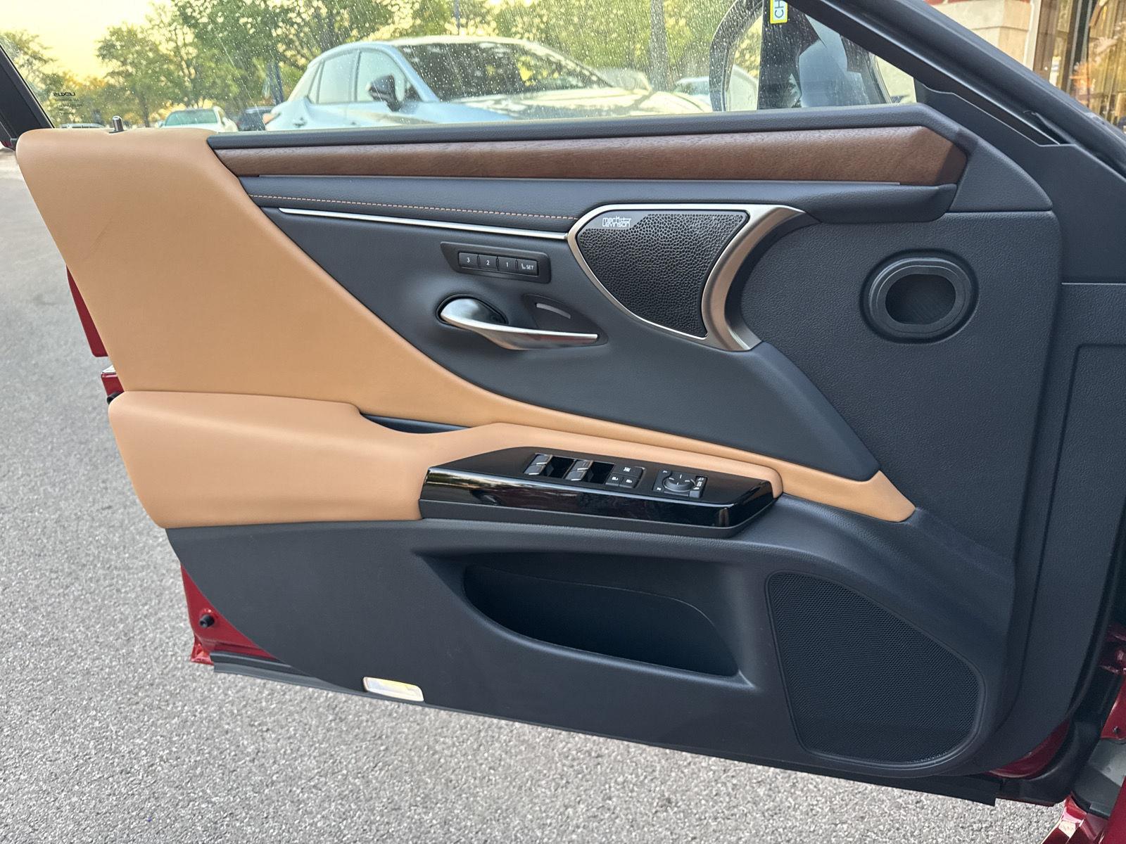 2025 Lexus ES 350 Ultra photo 18