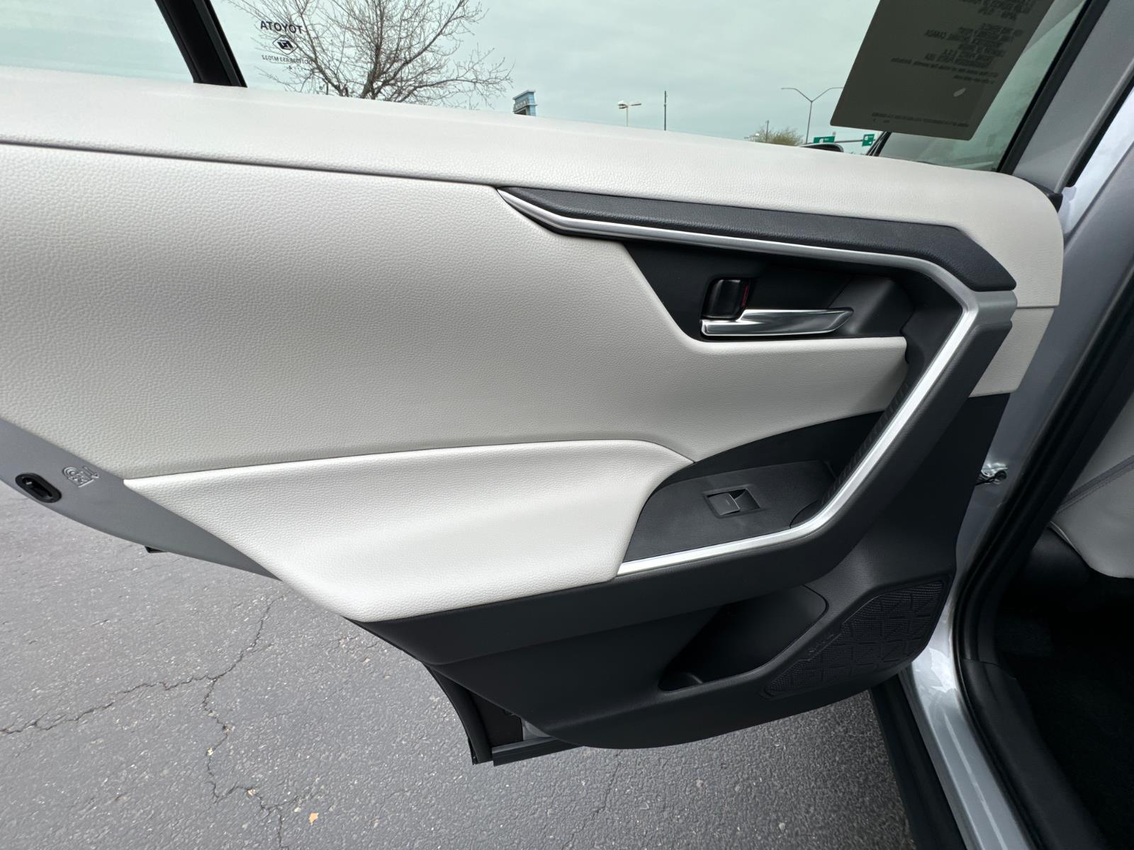 2025 Toyota RAV4 XLE Premium photo 9