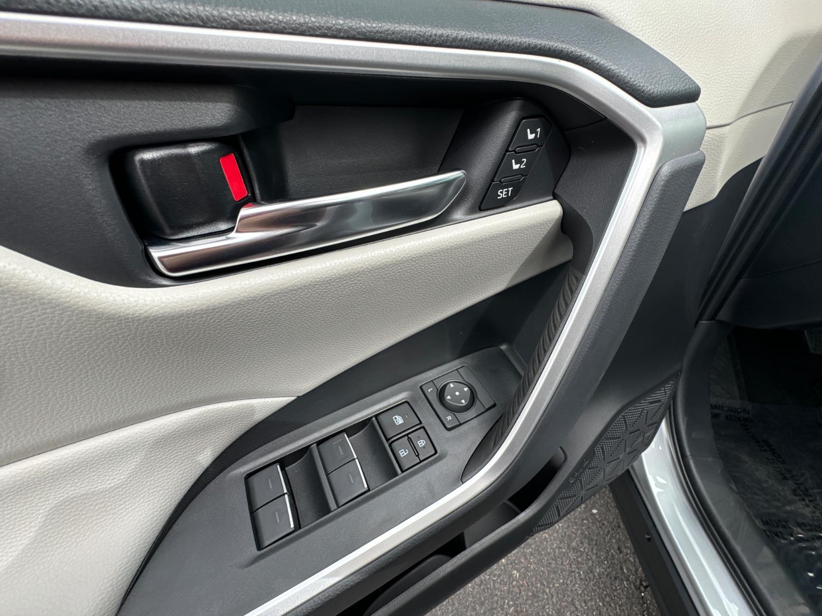 2025 Toyota RAV4 XLE Premium photo 26