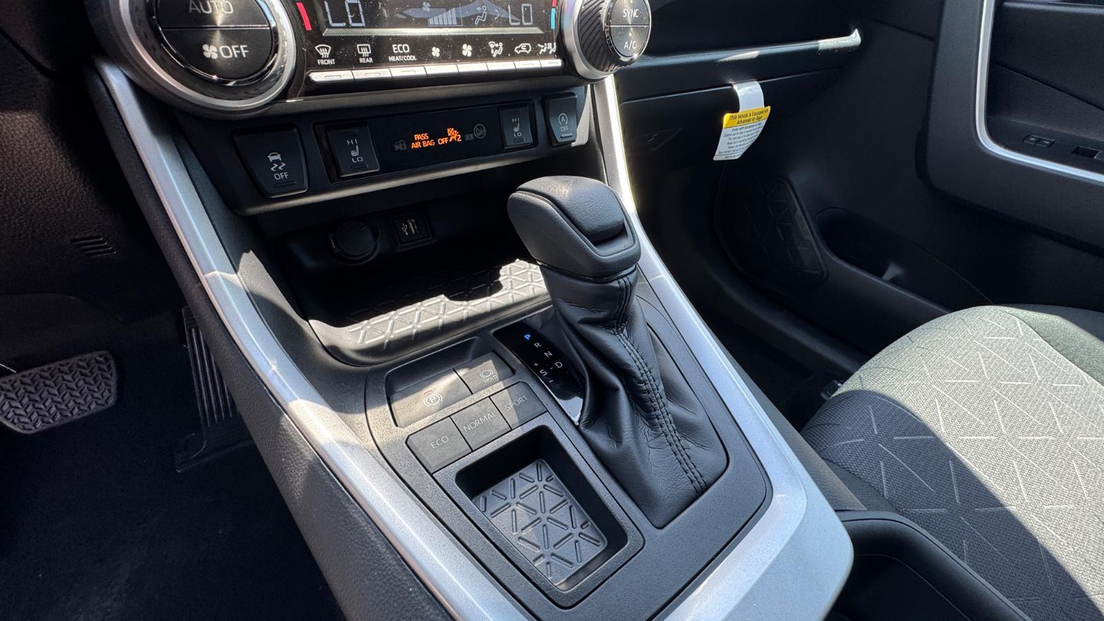2025 Toyota RAV4 XLE photo 17