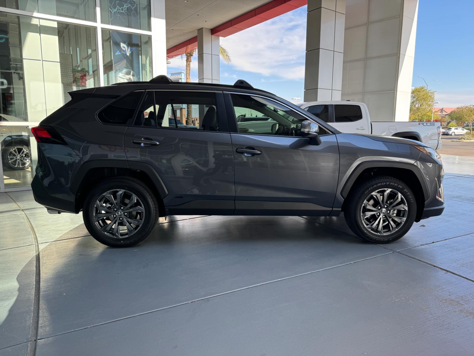 2025 Toyota RAV4 Hybrid XLE Premium photo 7