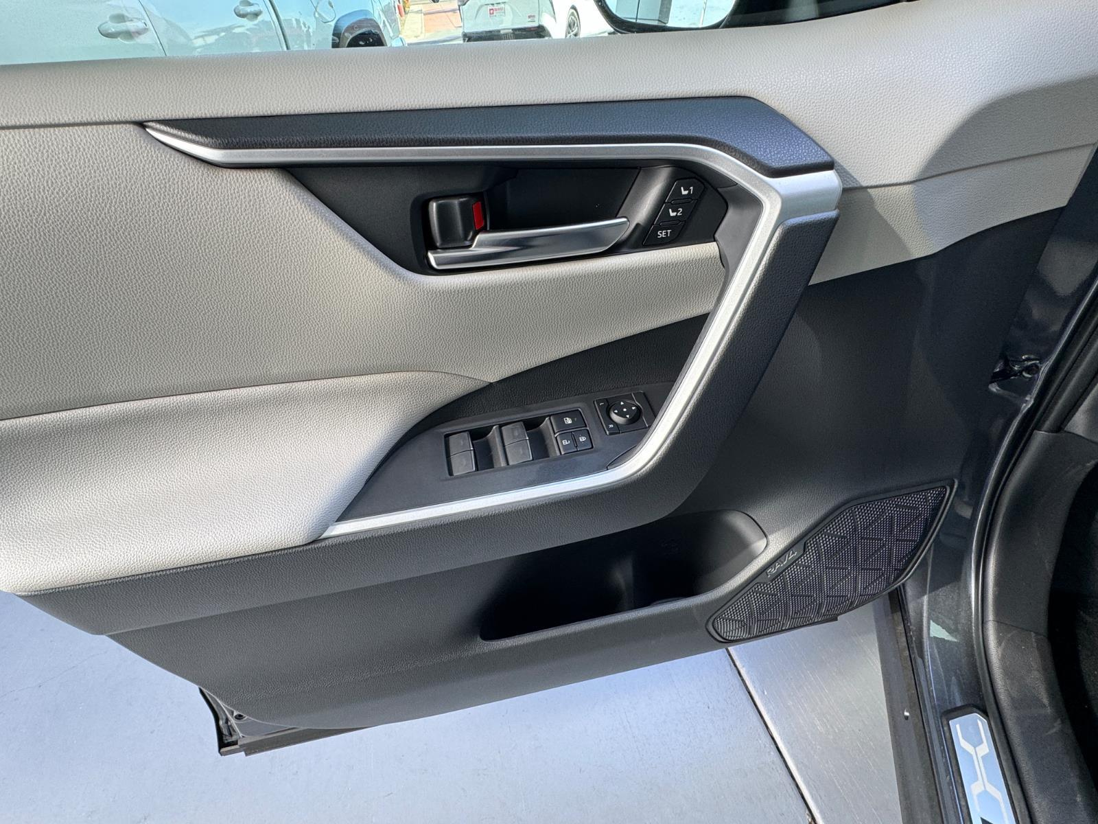 2025 Toyota RAV4 Hybrid XLE Premium photo 14