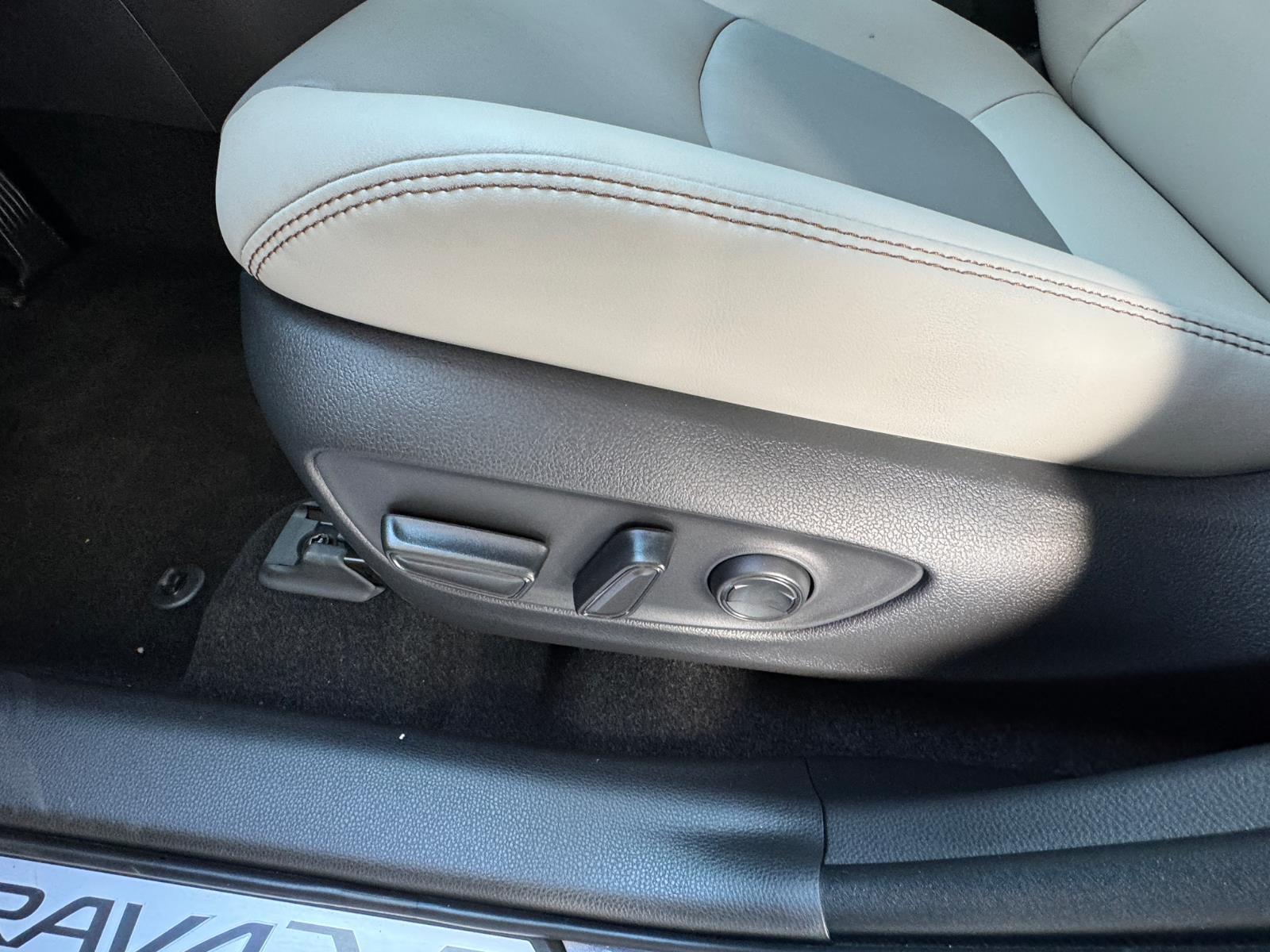 2025 Toyota RAV4 Hybrid XLE Premium photo 15