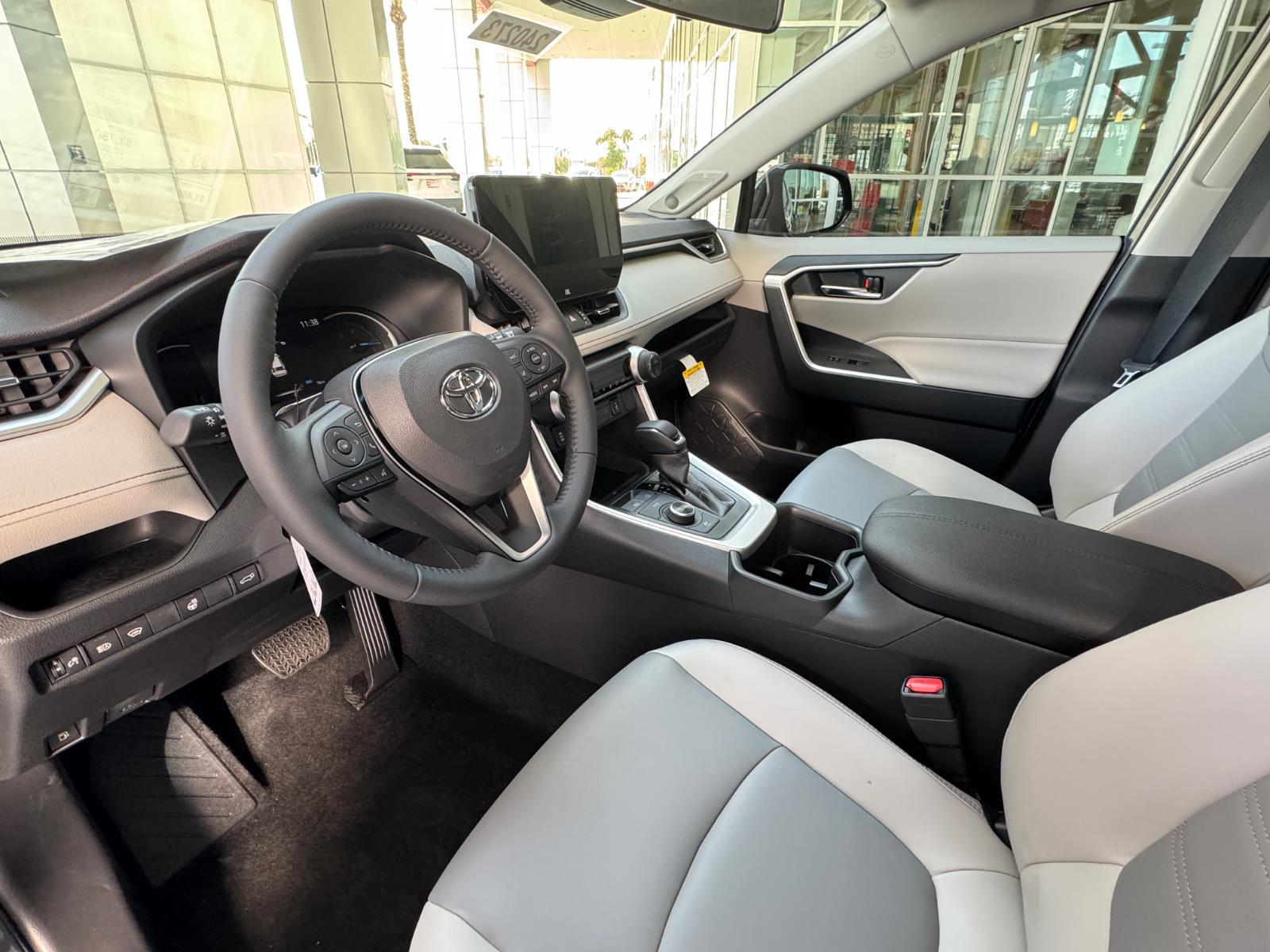 2025 Toyota RAV4 Hybrid XLE Premium photo 17