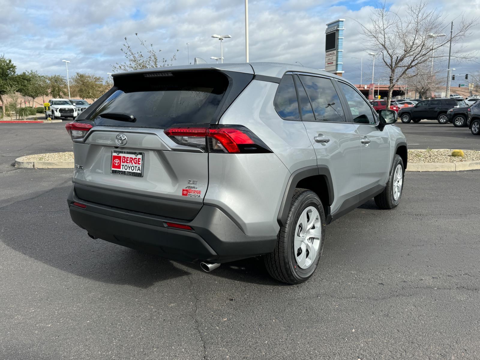 2025 Toyota RAV4 LE photo 4