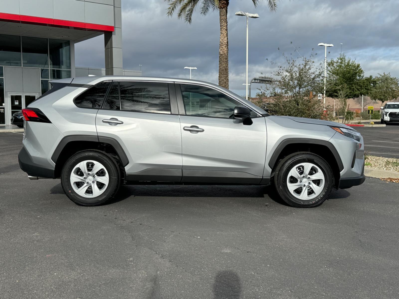2025 Toyota RAV4 LE photo 5