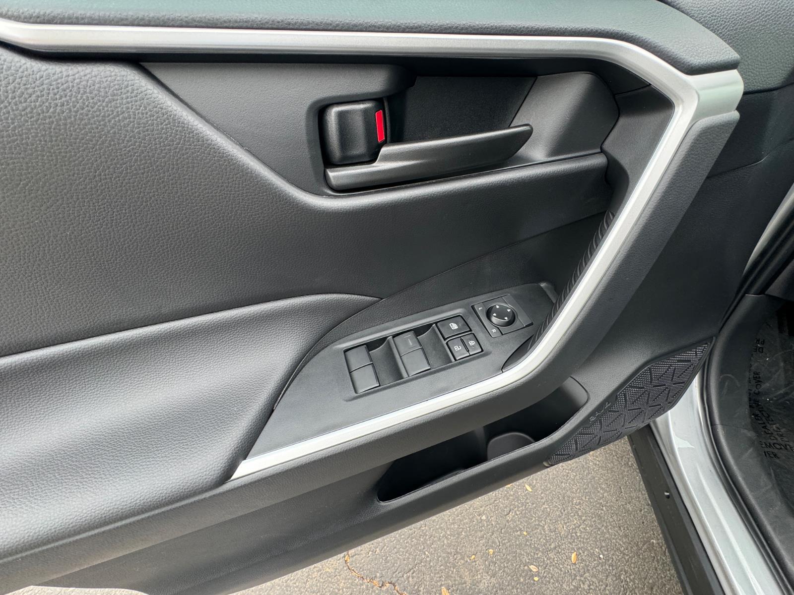 2025 Toyota RAV4 LE photo 13