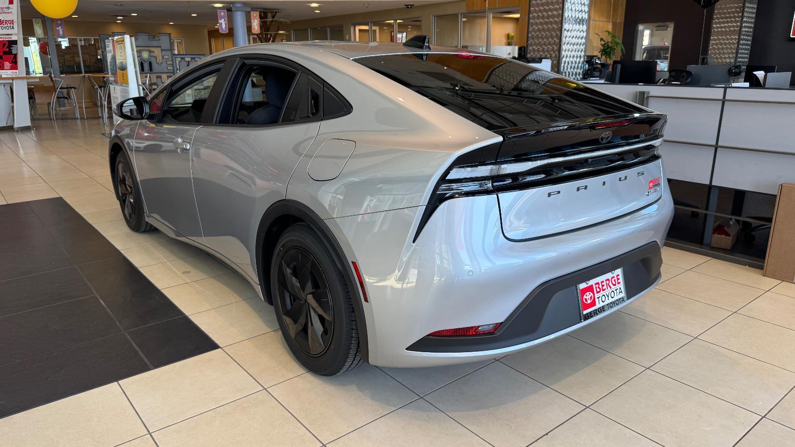 2026 Toyota Prius Plug-in Hybrid SE photo 4