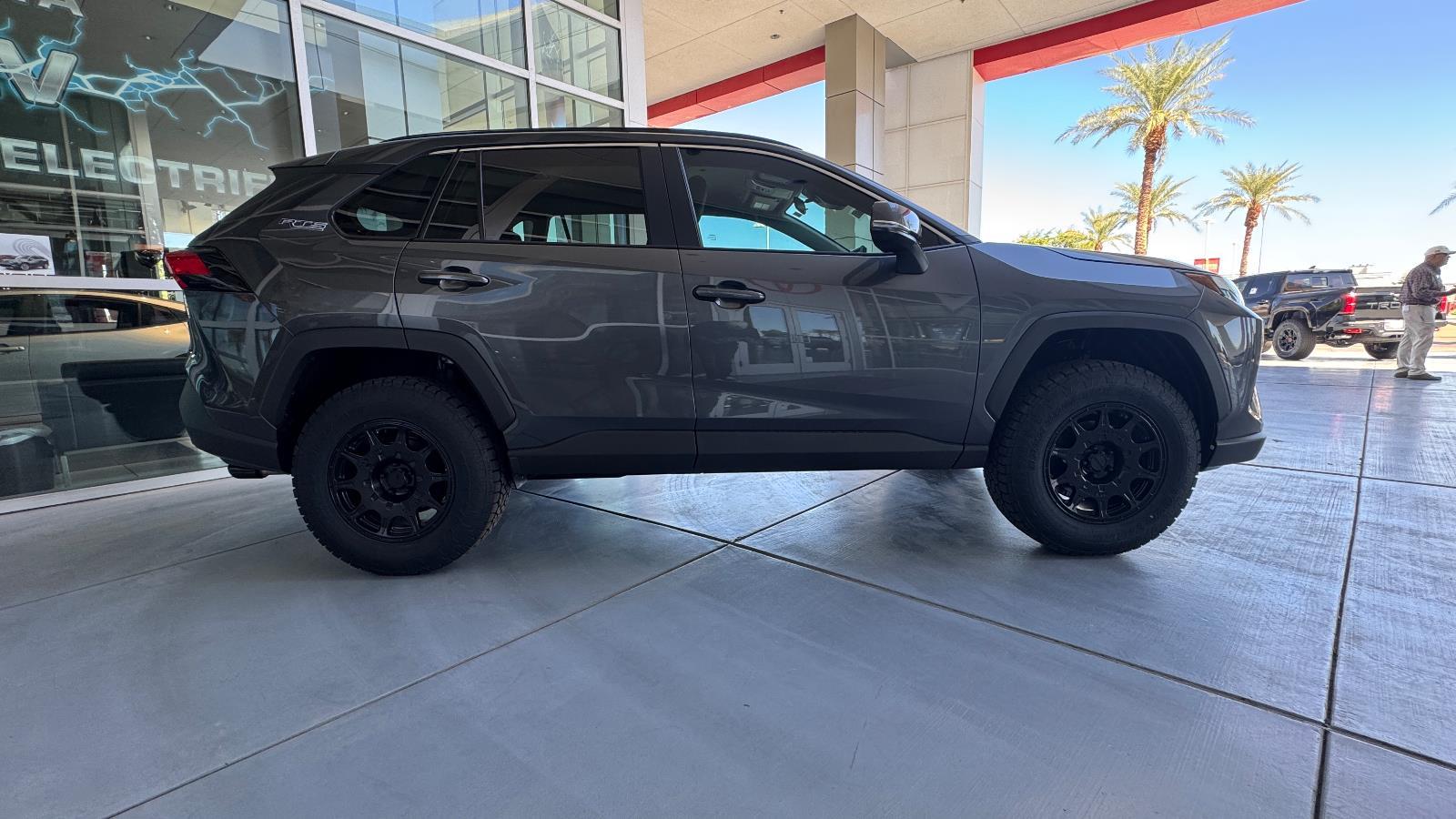 2025 Toyota RAV4 XLE photo 4