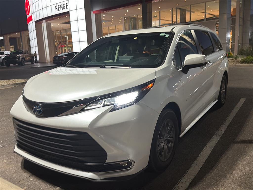 2022 Toyota Sienna XLE 8-Passenger Hybrid FWD's photo