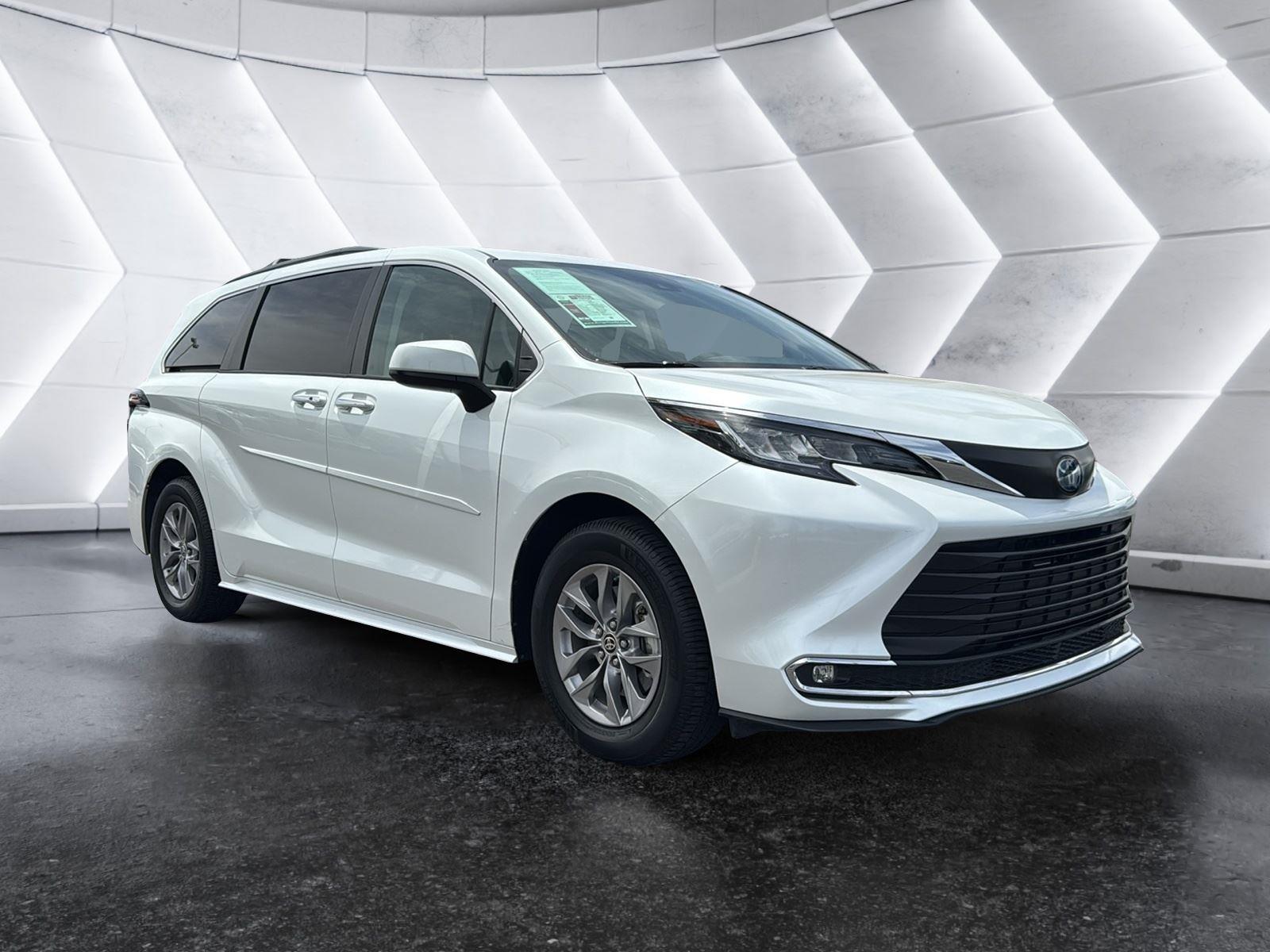 2022 Toyota Sienna XLE 8-Passenger Hybrid FWD's photo