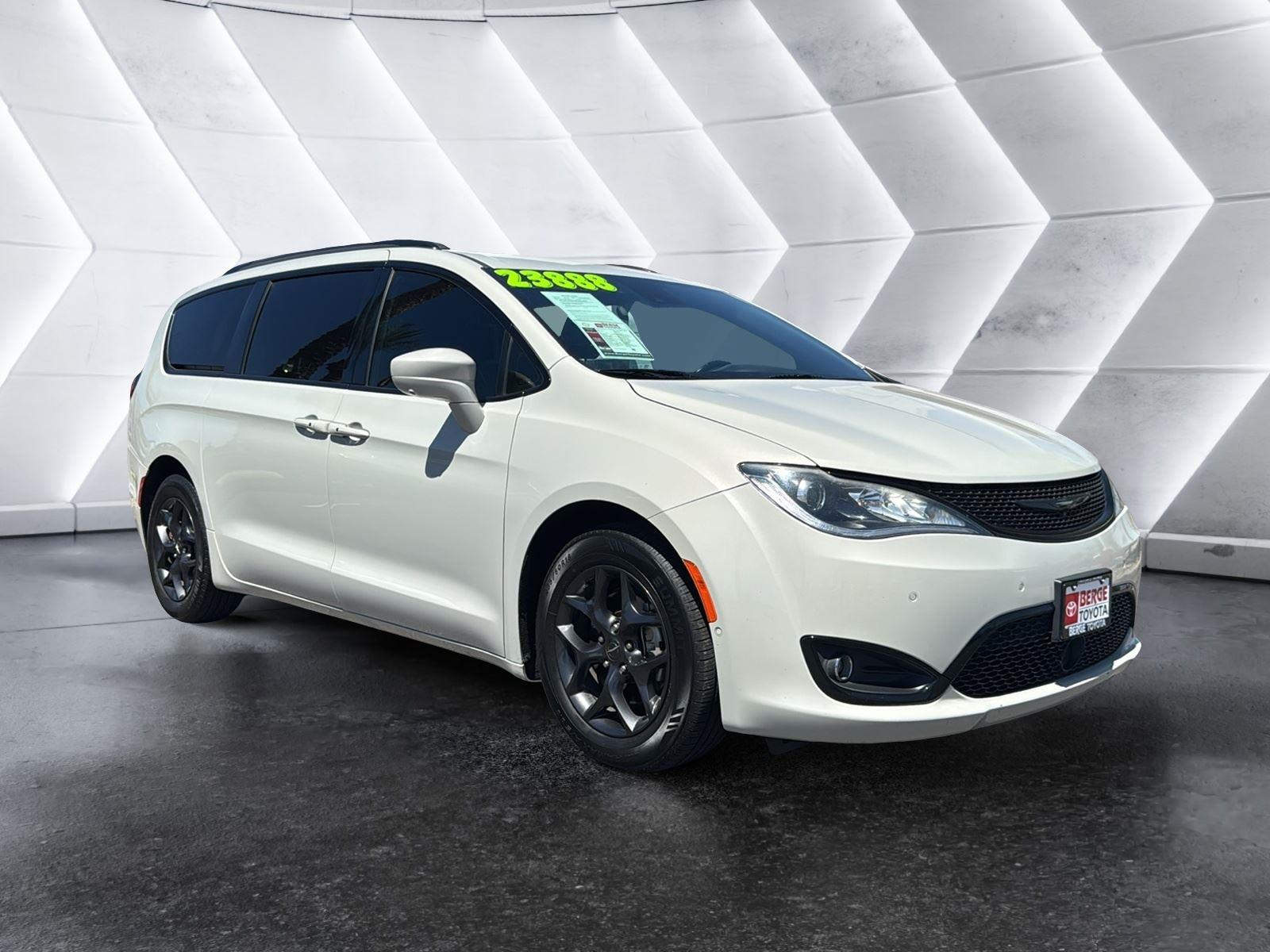Luxury White Pearlcoat 2020 Chrysler Pacifica Minivan Front-Wheel Drive 9-Speed Automatic