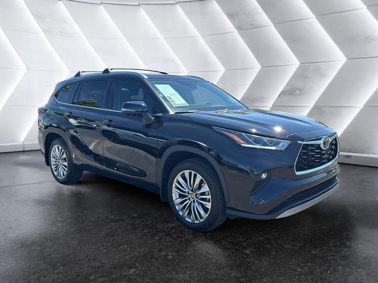 Midnight Black Metallic 2024 Toyota Highlander SUV / Crossover Front-Wheel Drive Automatic